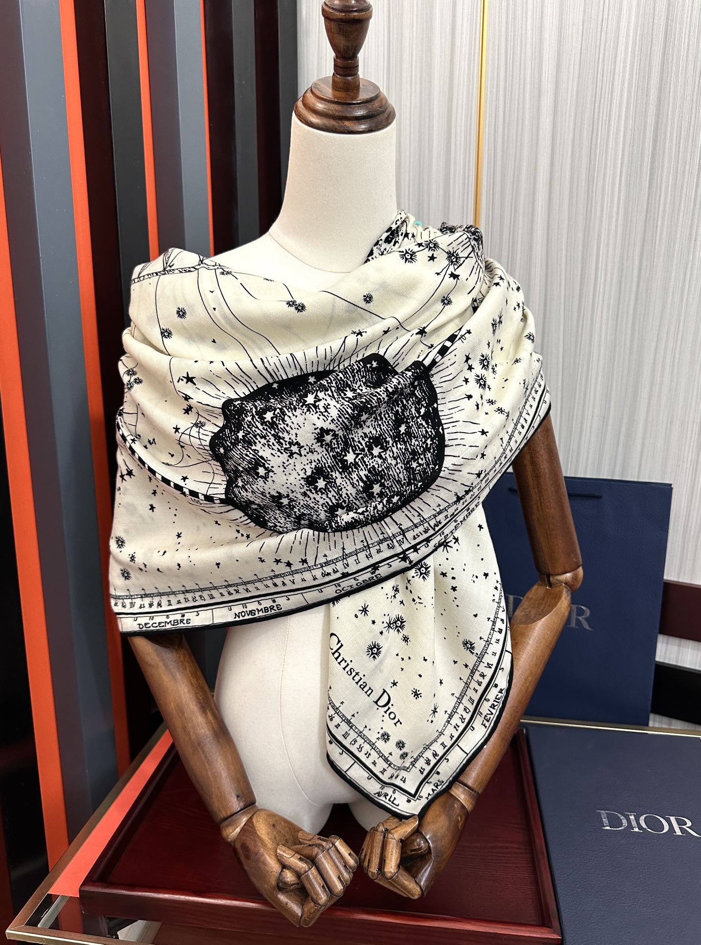 上新❤️迪奥 【双面同色地球图案】经典优雅[礼物]~气质到骨子里[色]新一季的面料超高级，真心超级柔软，