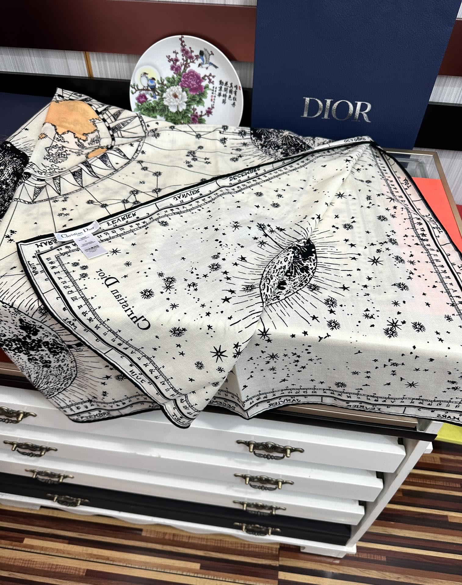 上新❤️迪奥 【双面同色地球图案】经典优雅[礼物]~气质到骨子里[色]新一季的面料超高级，真心超级柔软，