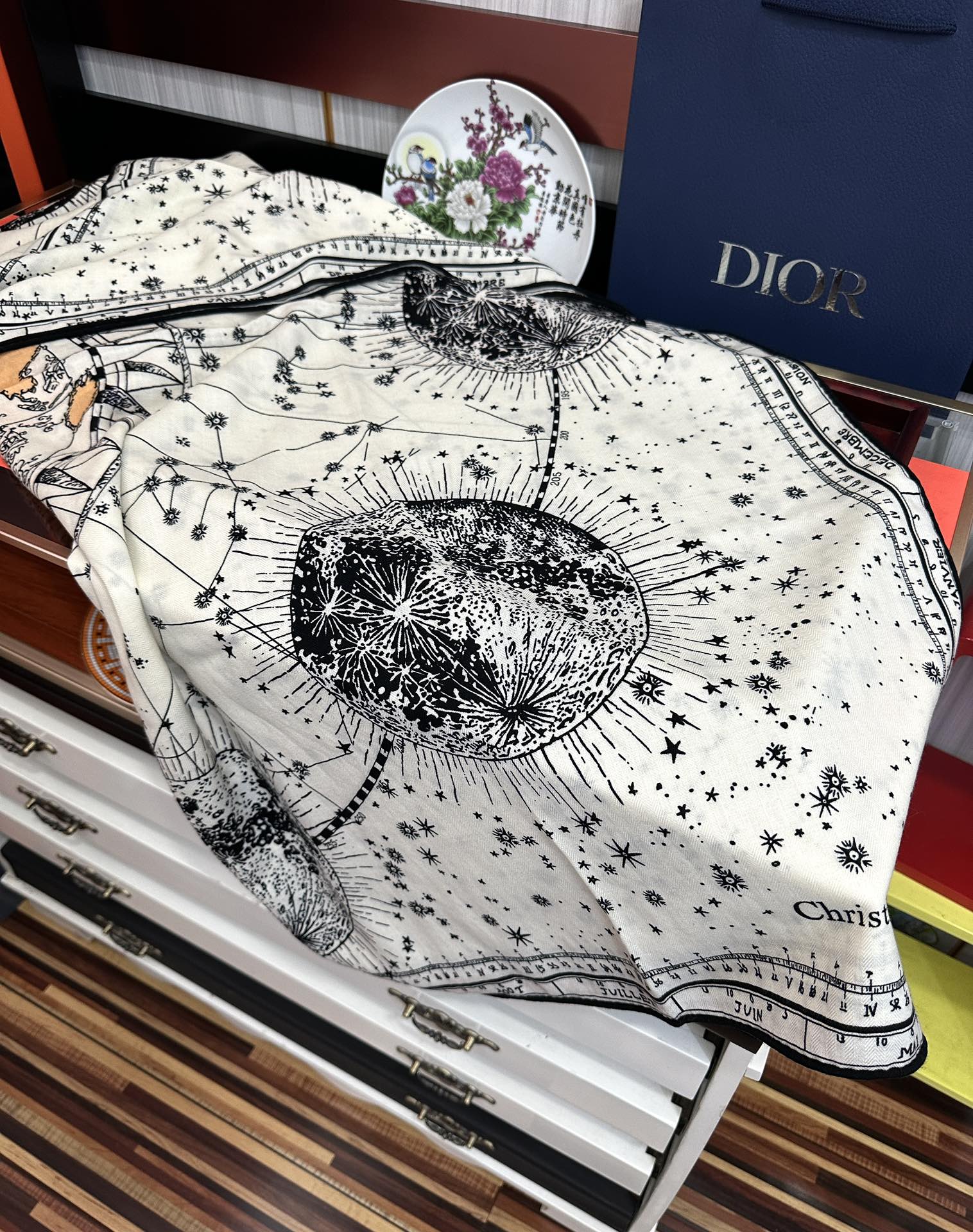上新❤️迪奥 【双面同色地球图案】经典优雅[礼物]~气质到骨子里[色]新一季的面料超高级，真心超级柔软，