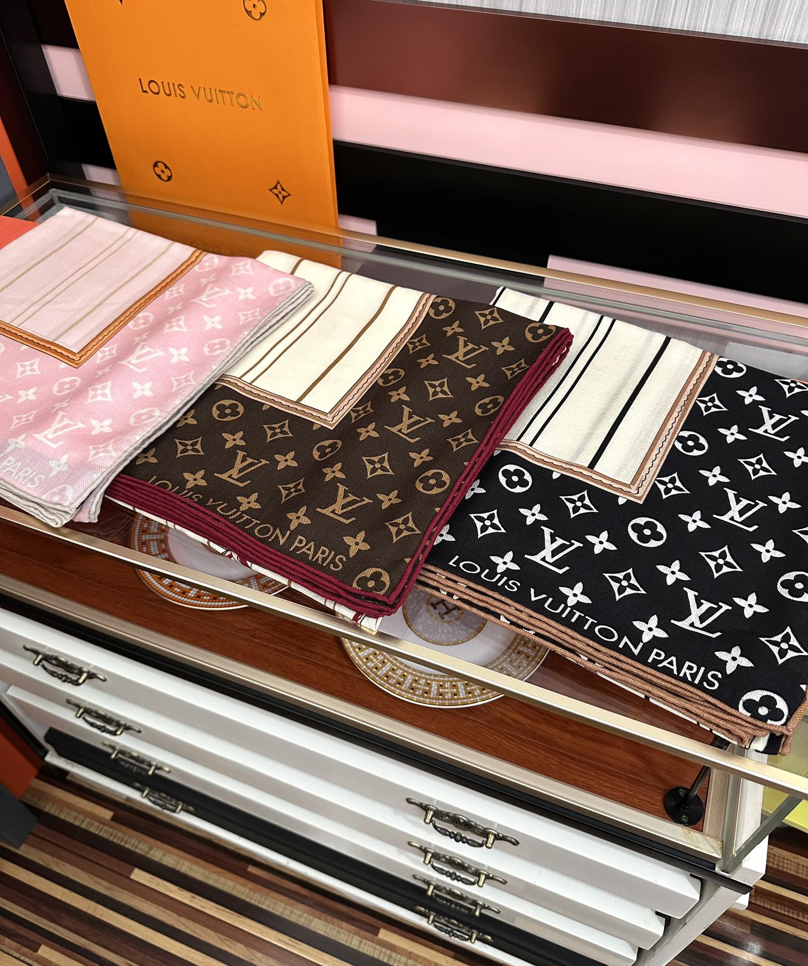 新款❤️LV 2025【双面同色】经典优雅[礼物]~气质到骨子里[色]新一季的面料超高级，真心超级柔软，