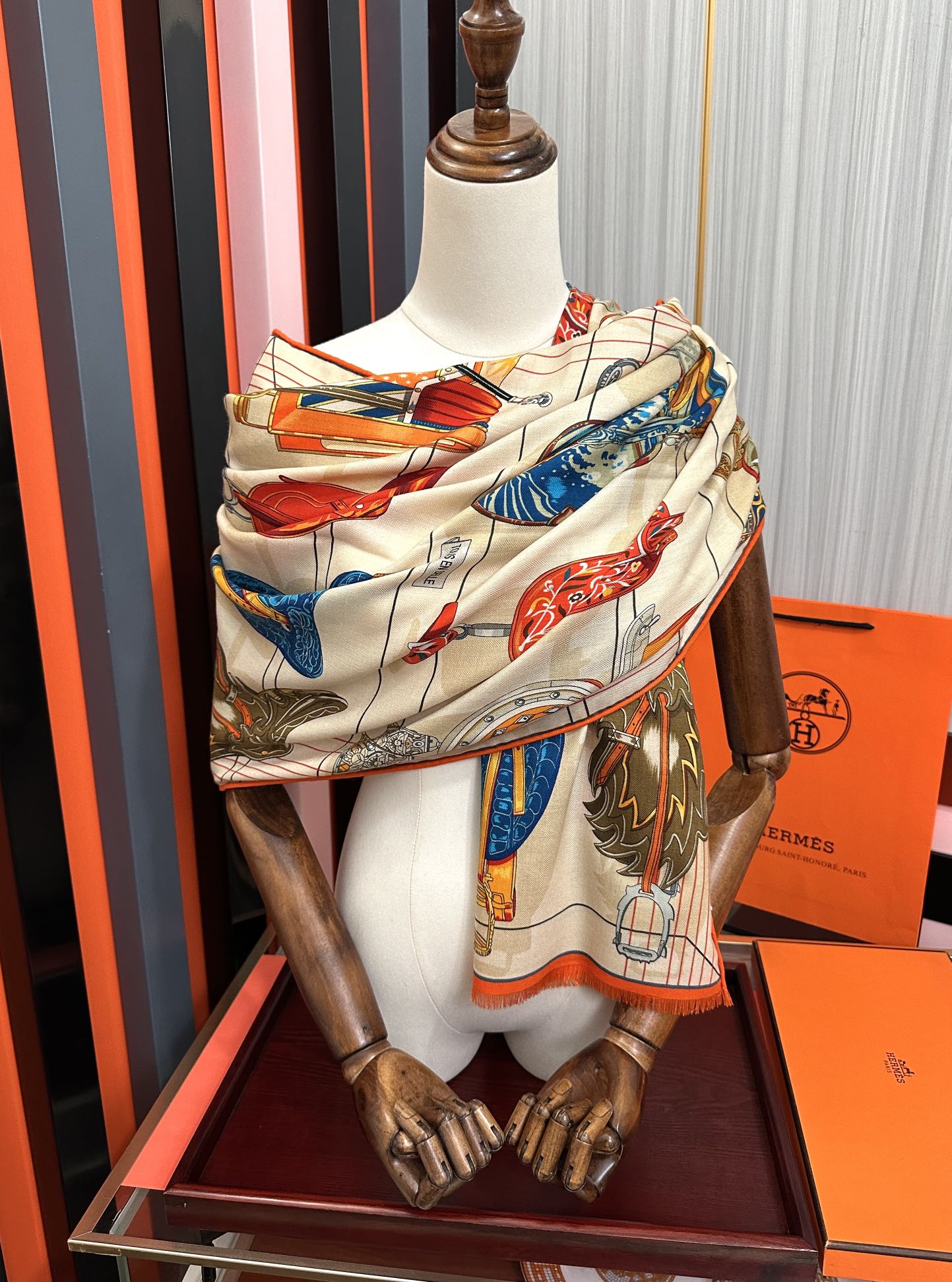 。2010HERMES 【鞍上世界】[太阳]精致卷边[嘴唇]太美了品质感很显好[得意]好搭到上瘾的丝巾[