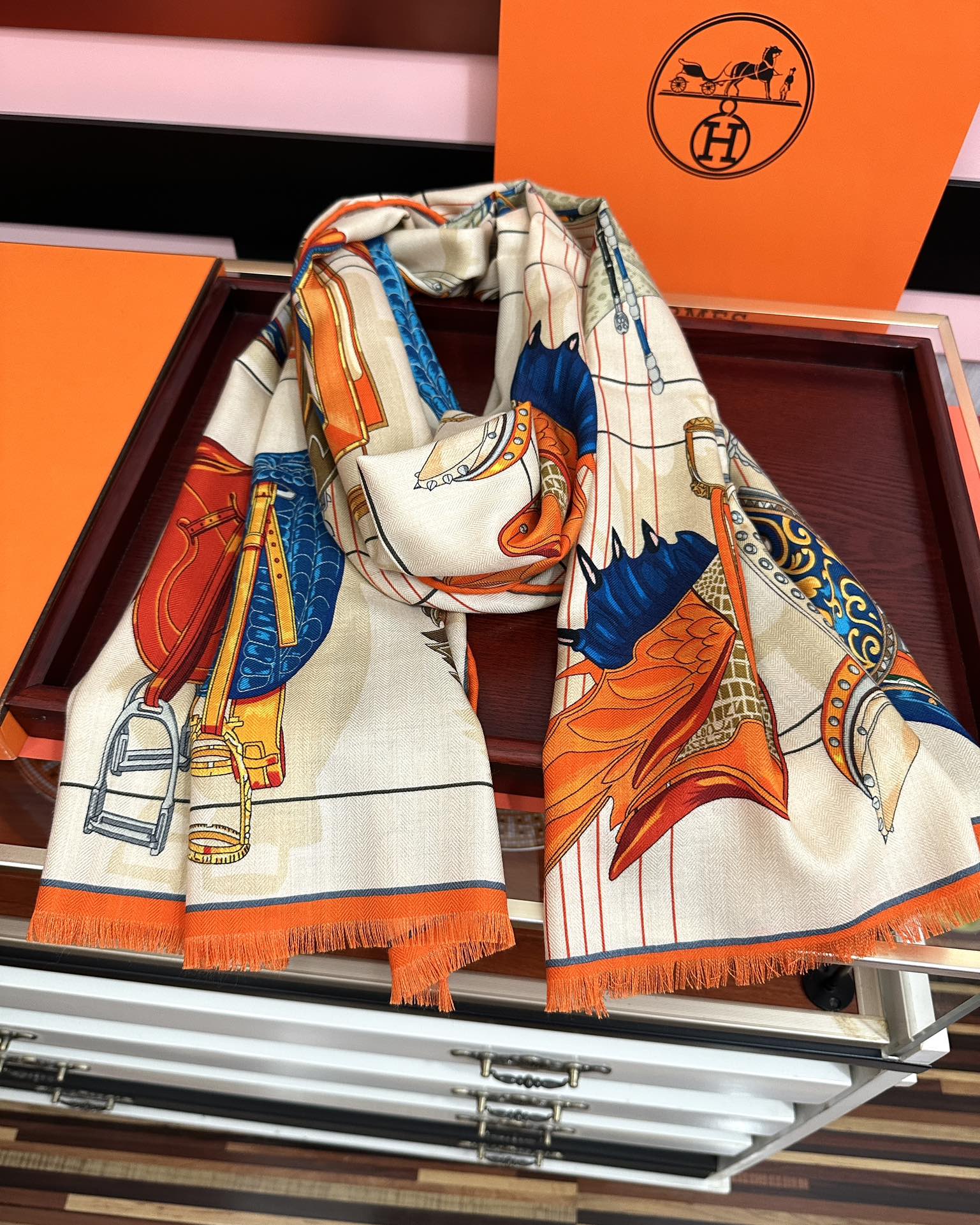 。2010HERMES 【鞍上世界】[太阳]精致卷边[嘴唇]太美了品质感很显好[得意]好搭到上瘾的丝巾[