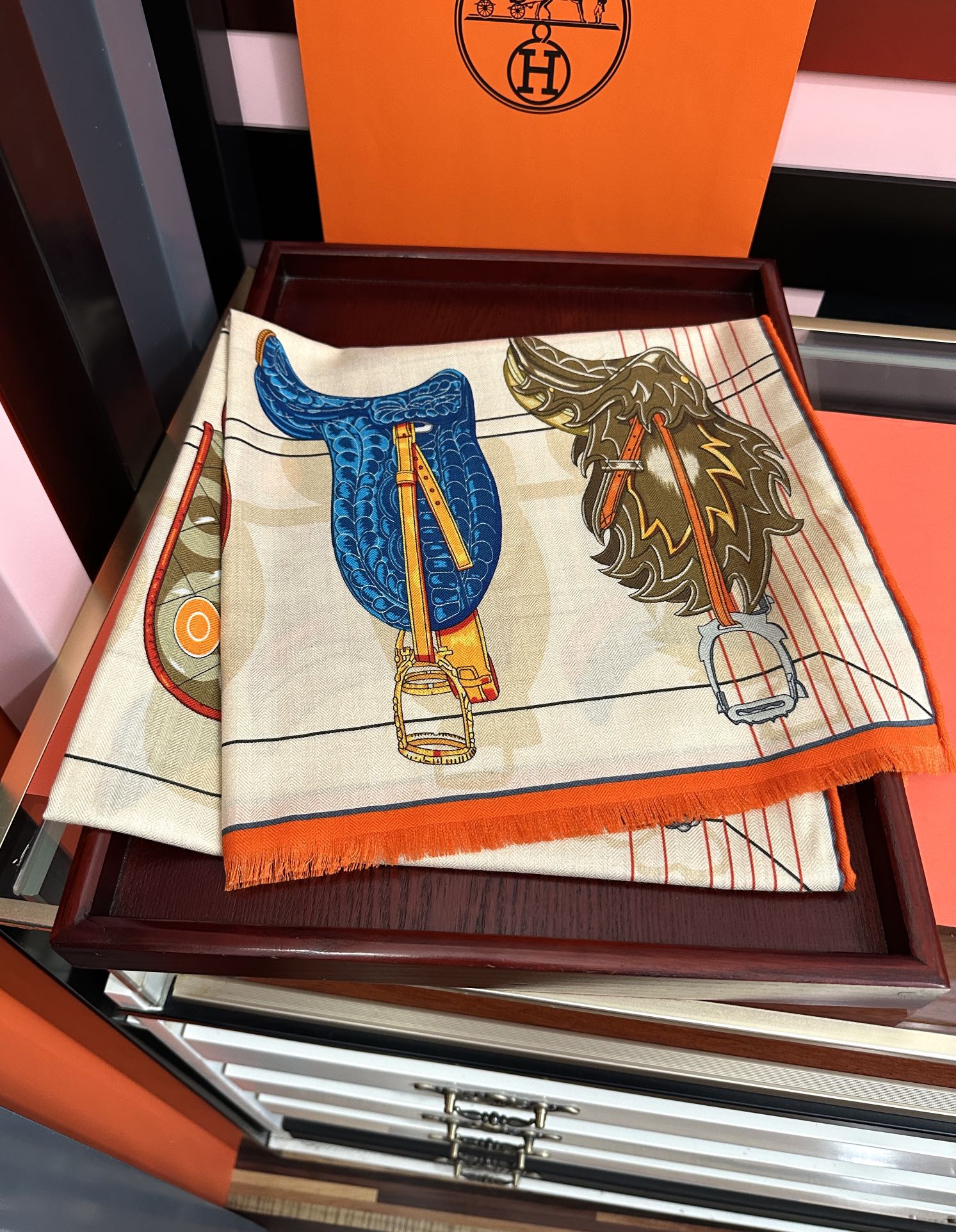 。2010HERMES 【鞍上世界】[太阳]精致卷边[嘴唇]太美了品质感很显好[得意]好搭到上瘾的丝巾[