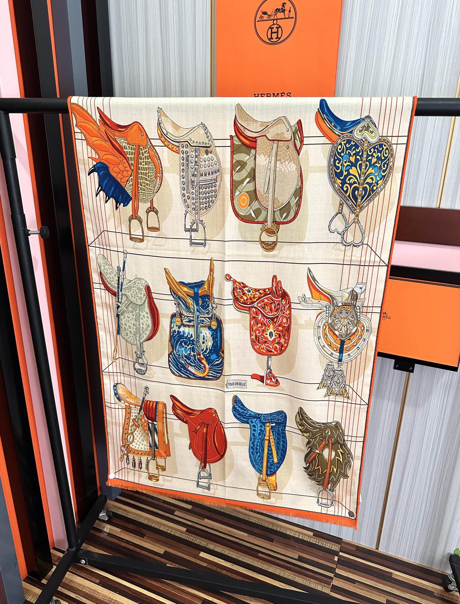 。2010HERMES 【鞍上世界】[太阳]精致卷边[嘴唇]太美了品质感很显好[得意]好搭到上瘾的丝巾[