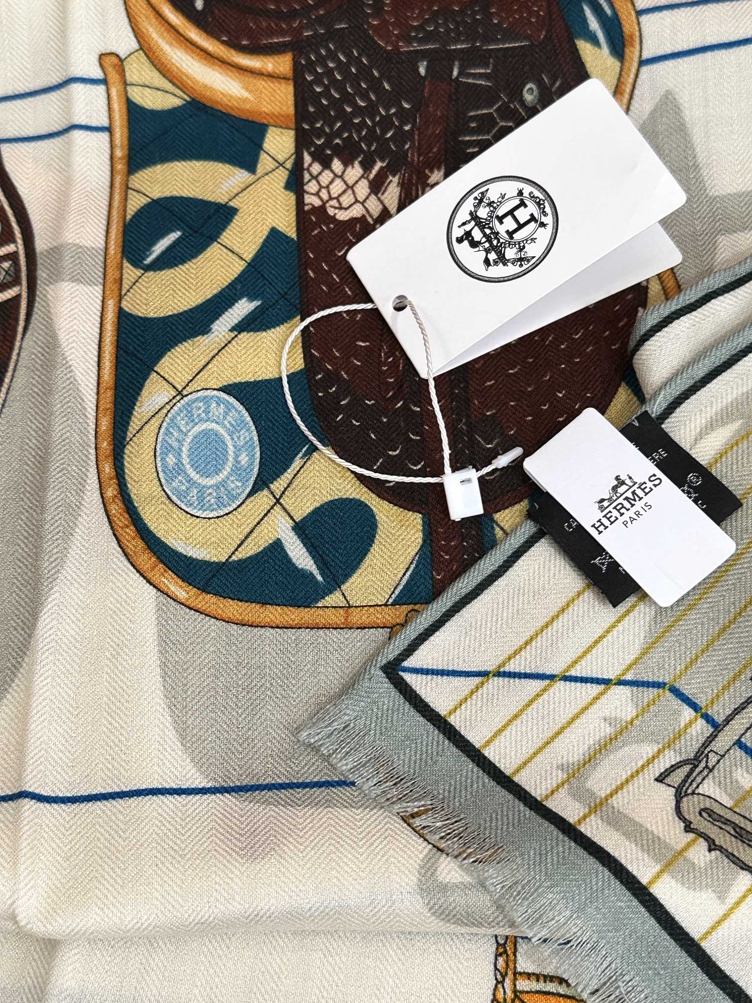 。2010HERMES 【鞍上世界】[太阳]精致卷边[嘴唇]太美了品质感很显好[得意]好搭到上瘾的丝巾[