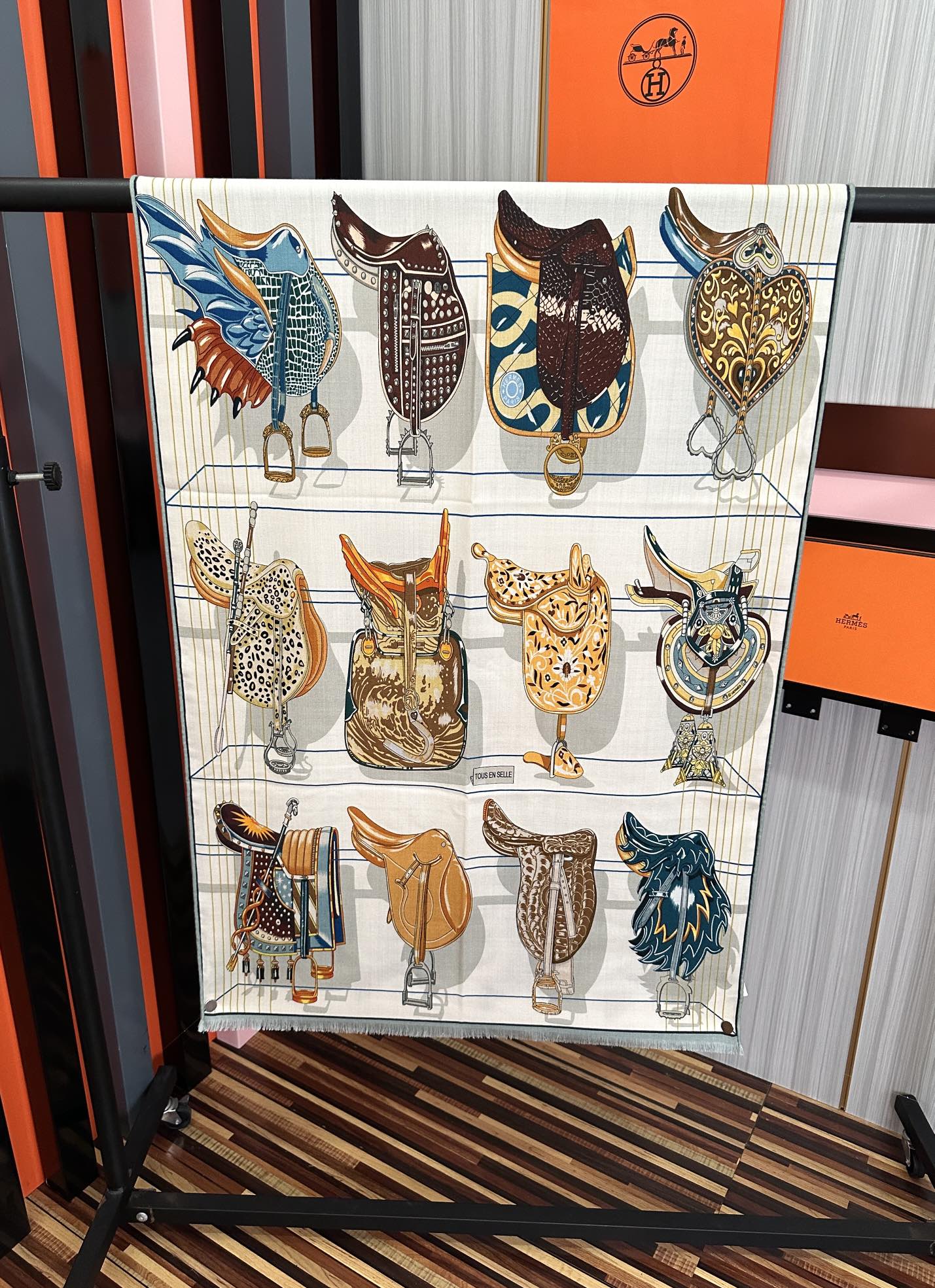 。2010HERMES 【鞍上世界】[太阳]精致卷边[嘴唇]太美了品质感很显好[得意]好搭到上瘾的丝巾[