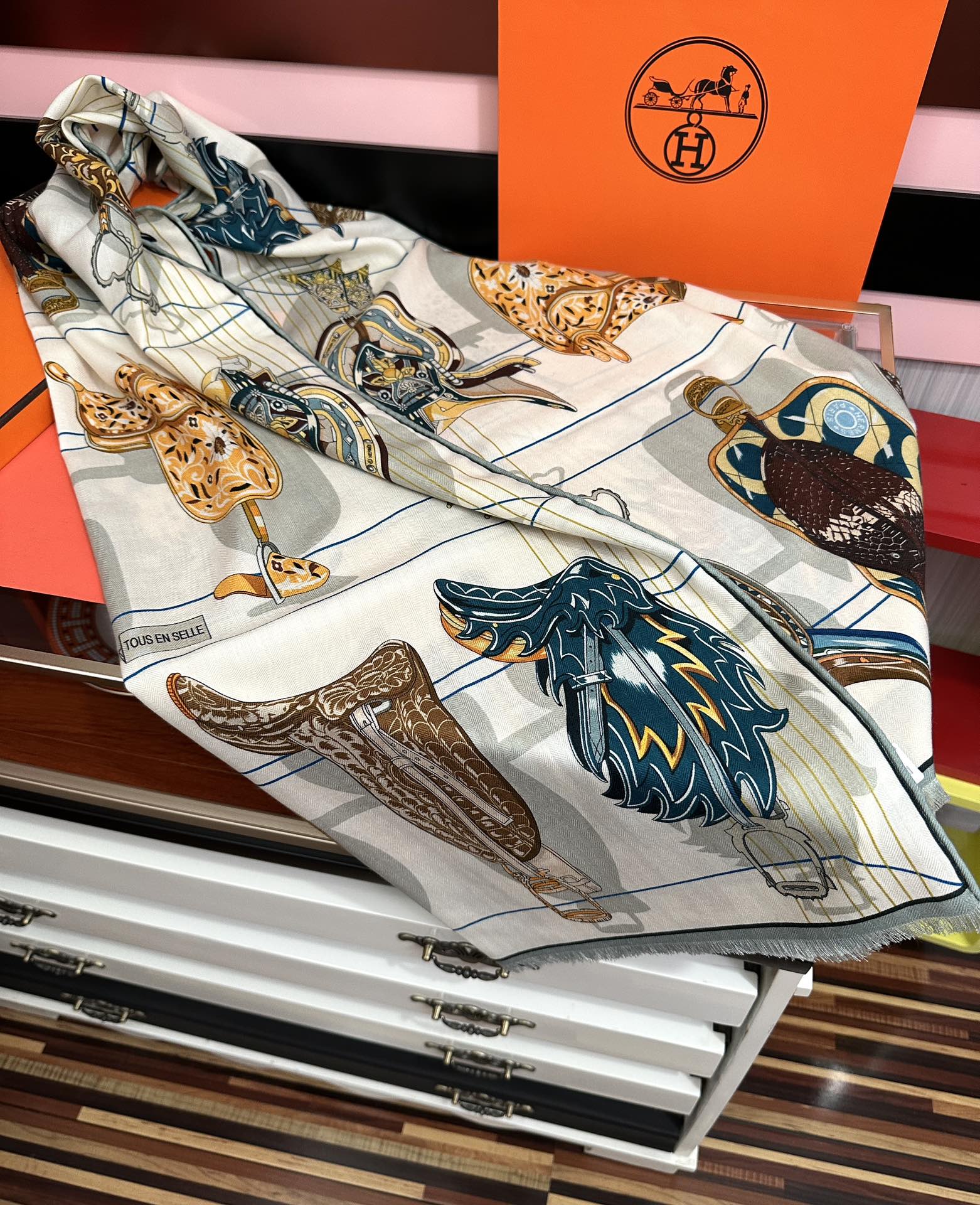 。2010HERMES 【鞍上世界】[太阳]精致卷边[嘴唇]太美了品质感很显好[得意]好搭到上瘾的丝巾[