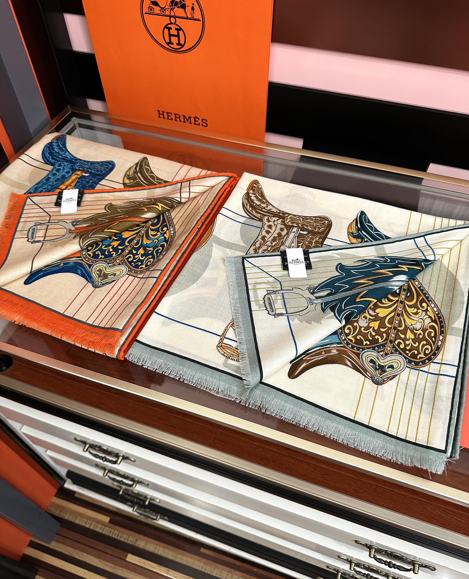 。2010HERMES 【鞍上世界】[太阳]精致卷边[嘴唇]太美了品质感很显好[得意]好搭到上瘾的丝巾[