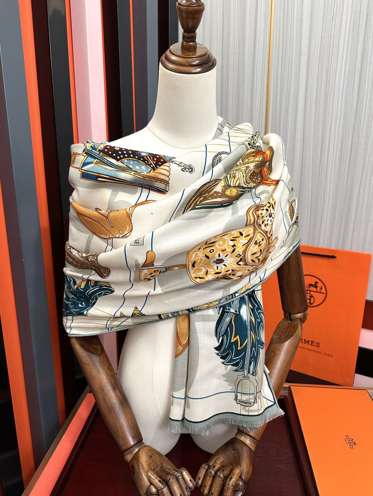 。2010HERMES 【鞍上世界】[太阳]精致卷边[嘴唇]太美了品质感很显好[得意]好搭到上瘾的丝巾[