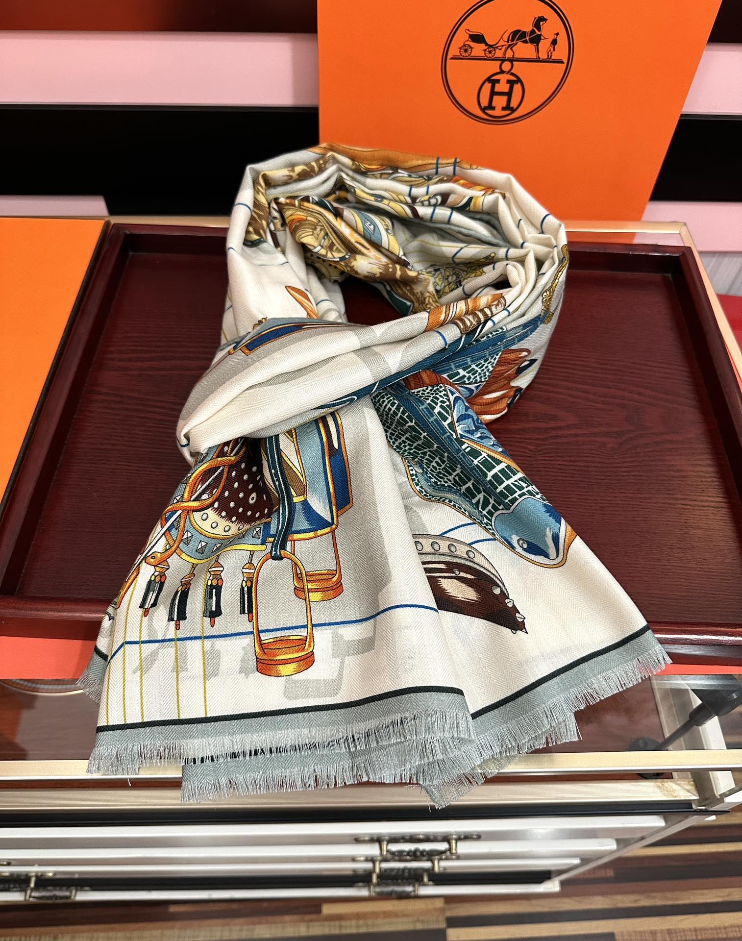 。2010HERMES 【鞍上世界】[太阳]精致卷边[嘴唇]太美了品质感很显好[得意]好搭到上瘾的丝巾[