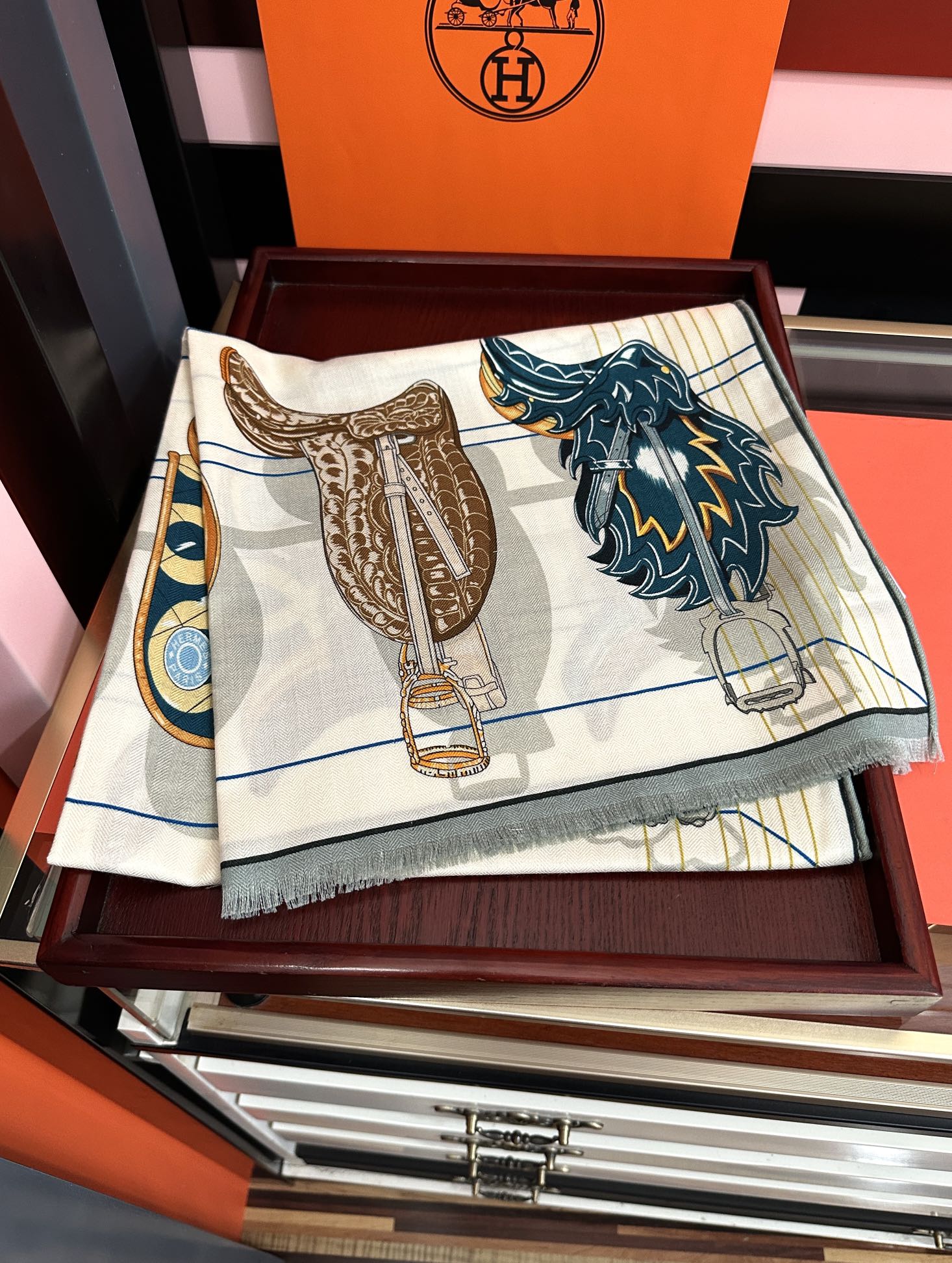 。2010HERMES 【鞍上世界】[太阳]精致卷边[嘴唇]太美了品质感很显好[得意]好搭到上瘾的丝巾[