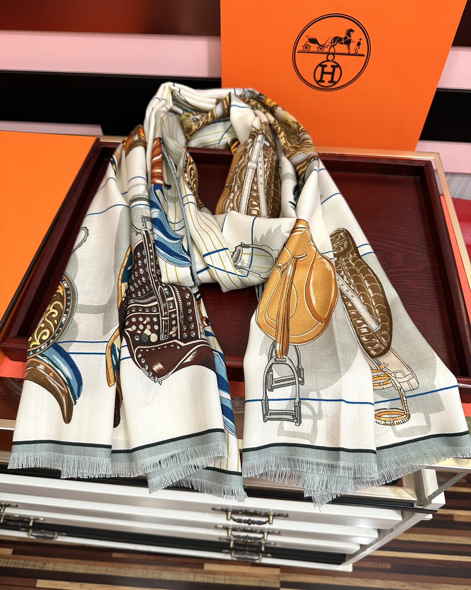 。2010HERMES 【鞍上世界】[太阳]精致卷边[嘴唇]太美了品质感很显好[得意]好搭到上瘾的丝巾[