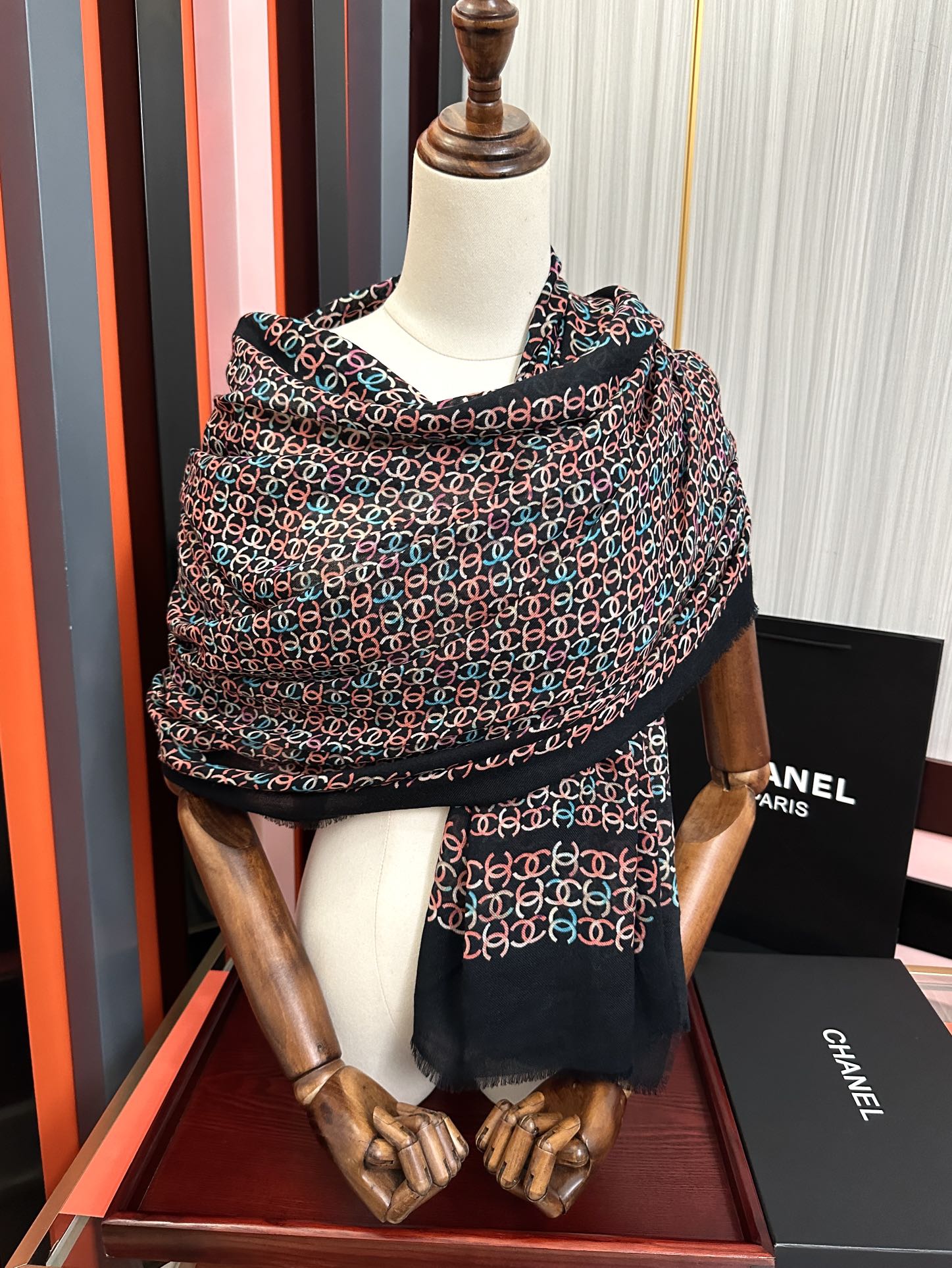 上新香奈儿2025 [玫瑰]顶级设计太美了，官网同步，真心赞👍【双C标志羊绒长巾】😘💍实物真心美 🎀披肩