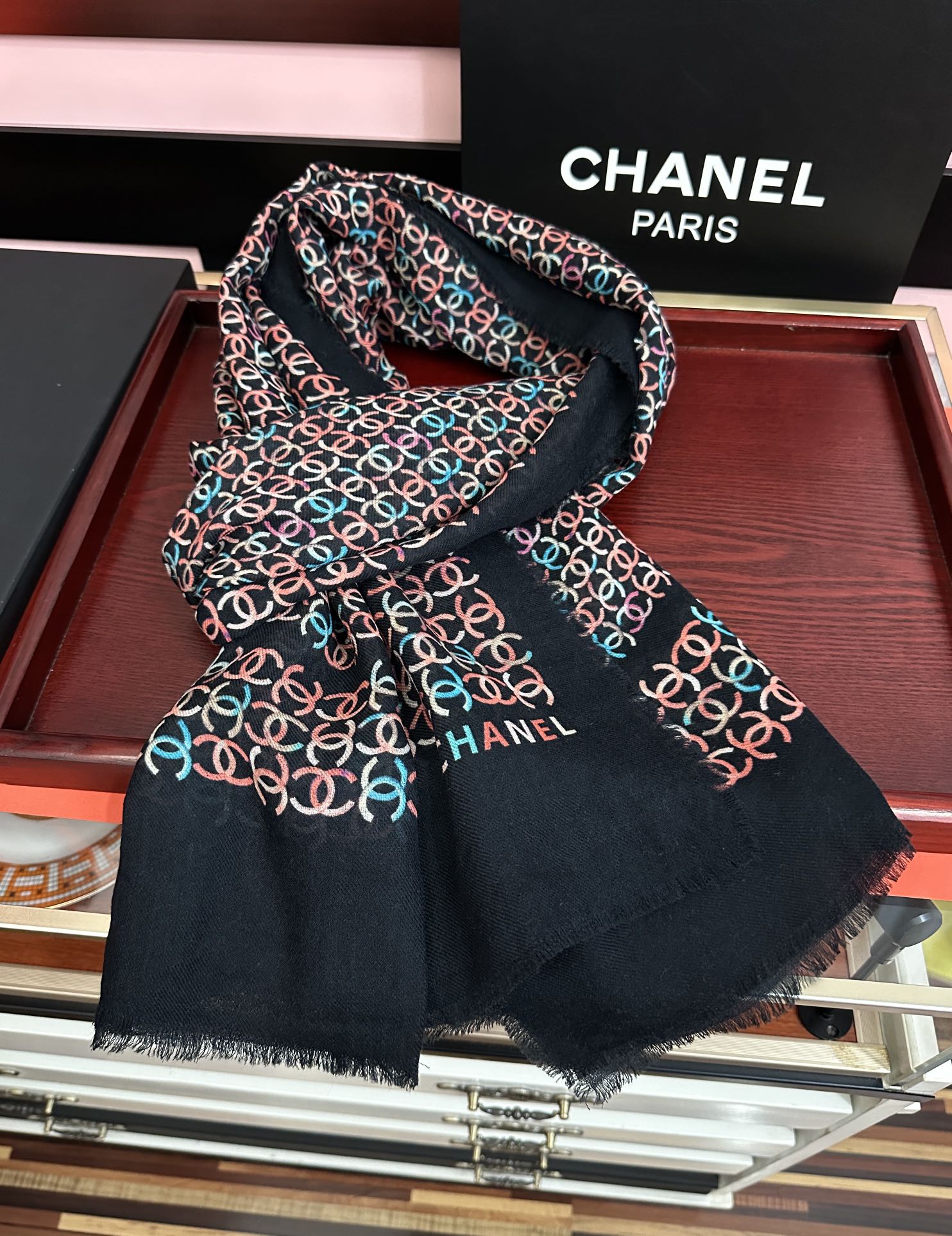 上新香奈儿2025 [玫瑰]顶级设计太美了，官网同步，真心赞👍【双C标志羊绒长巾】😘💍实物真心美 🎀披肩