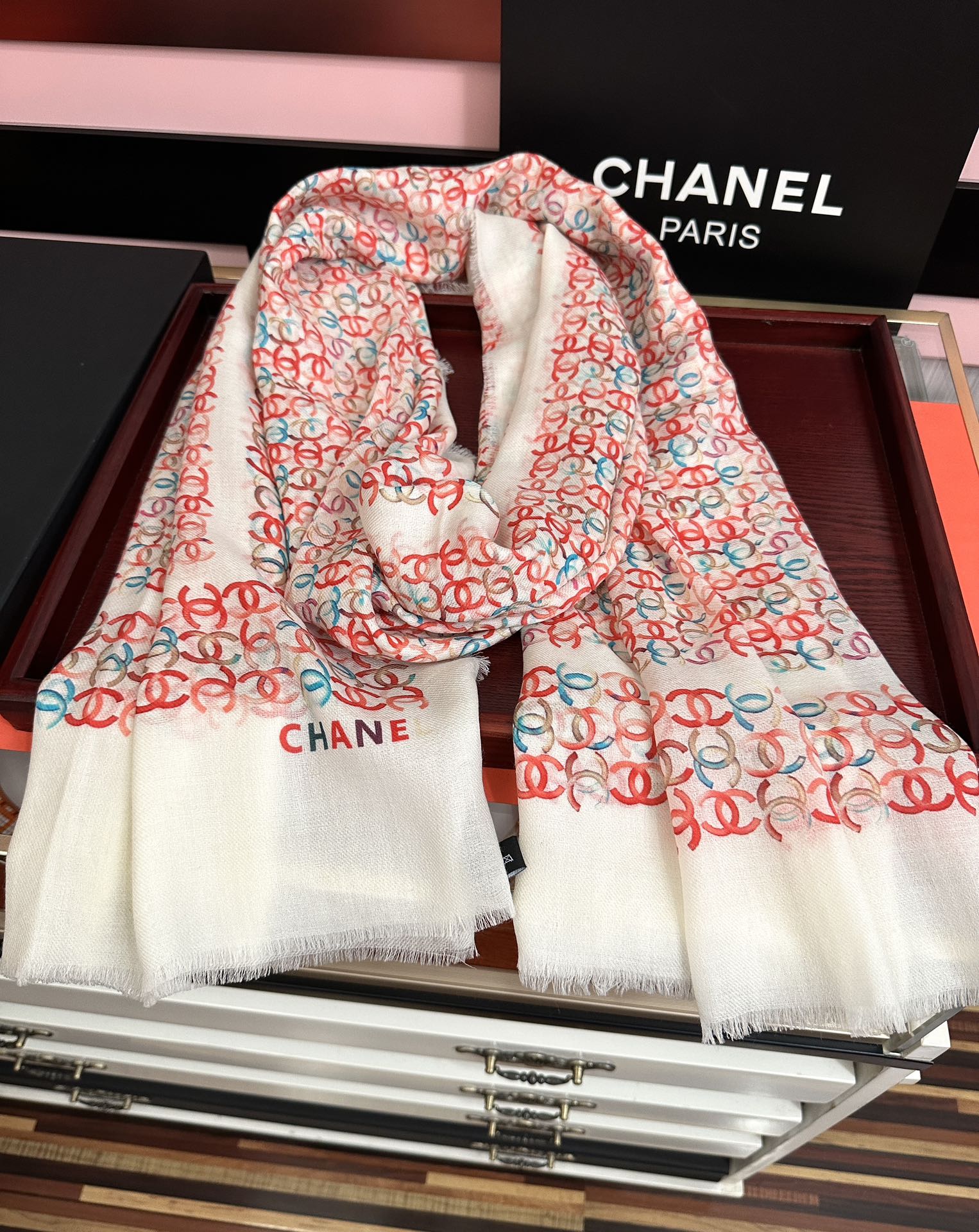 上新香奈儿2025 [玫瑰]顶级设计太美了，官网同步，真心赞👍【双C标志羊绒长巾】😘💍实物真心美 🎀披肩