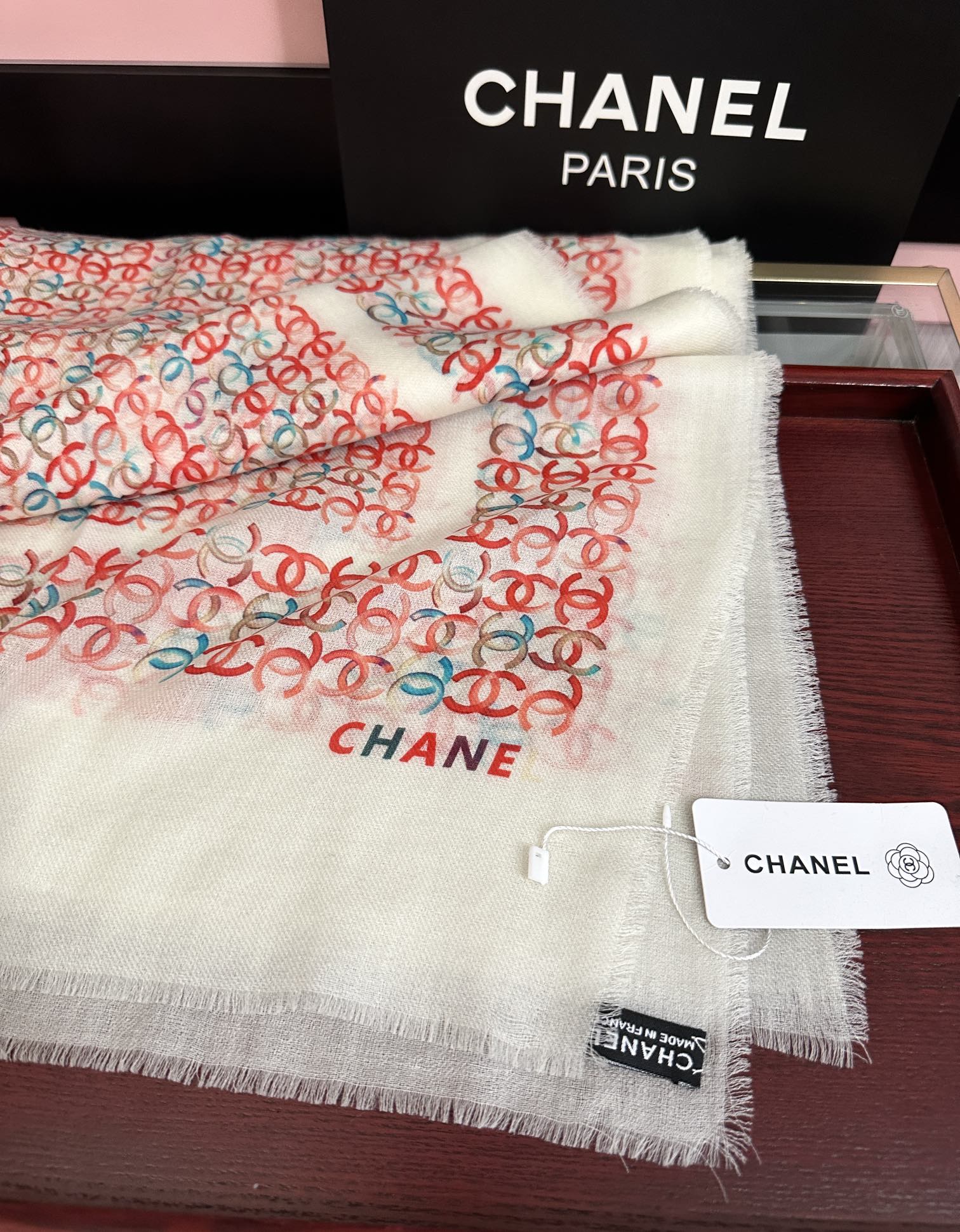 上新香奈儿2025 [玫瑰]顶级设计太美了，官网同步，真心赞👍【双C标志羊绒长巾】😘💍实物真心美 🎀披肩