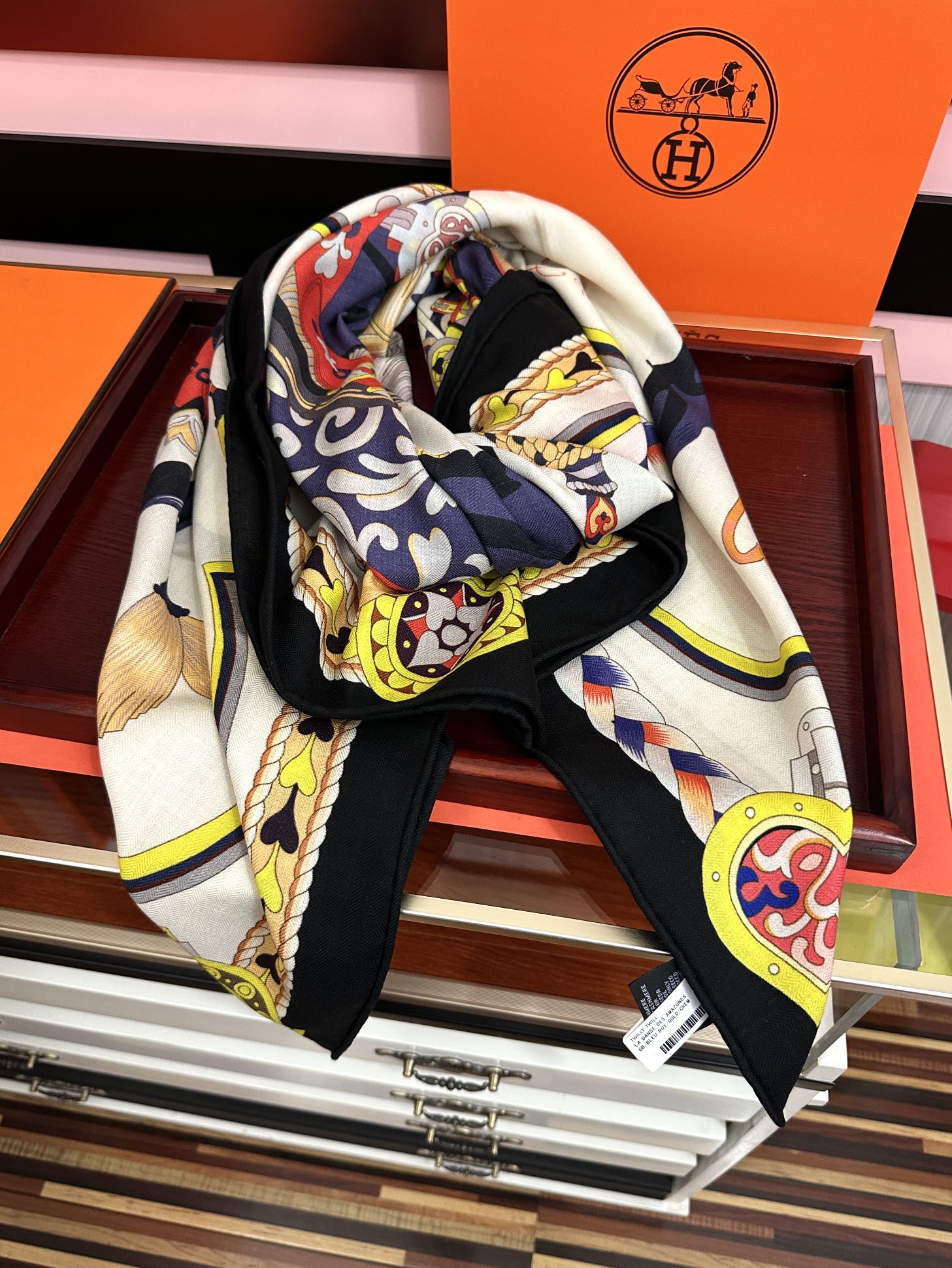 。上新 爱马仕【骏马奔腾】ZG同步 秋冬新款[爱心]新一季丝巾采购清单估计各位养马人们已经列好了[太阳]