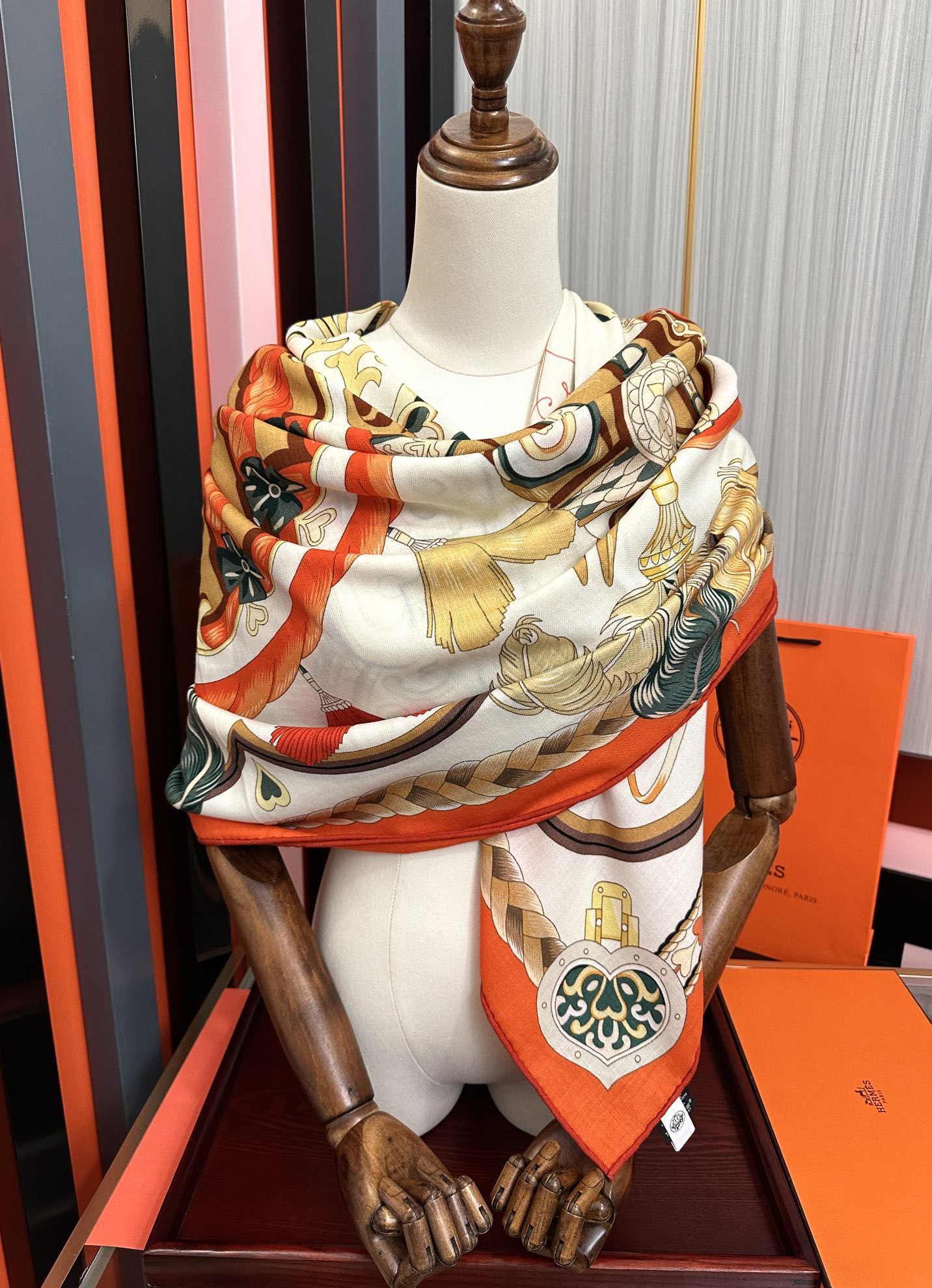 。上新 爱马仕【骏马奔腾】ZG同步 秋冬新款[爱心]新一季丝巾采购清单估计各位养马人们已经列好了[太阳]