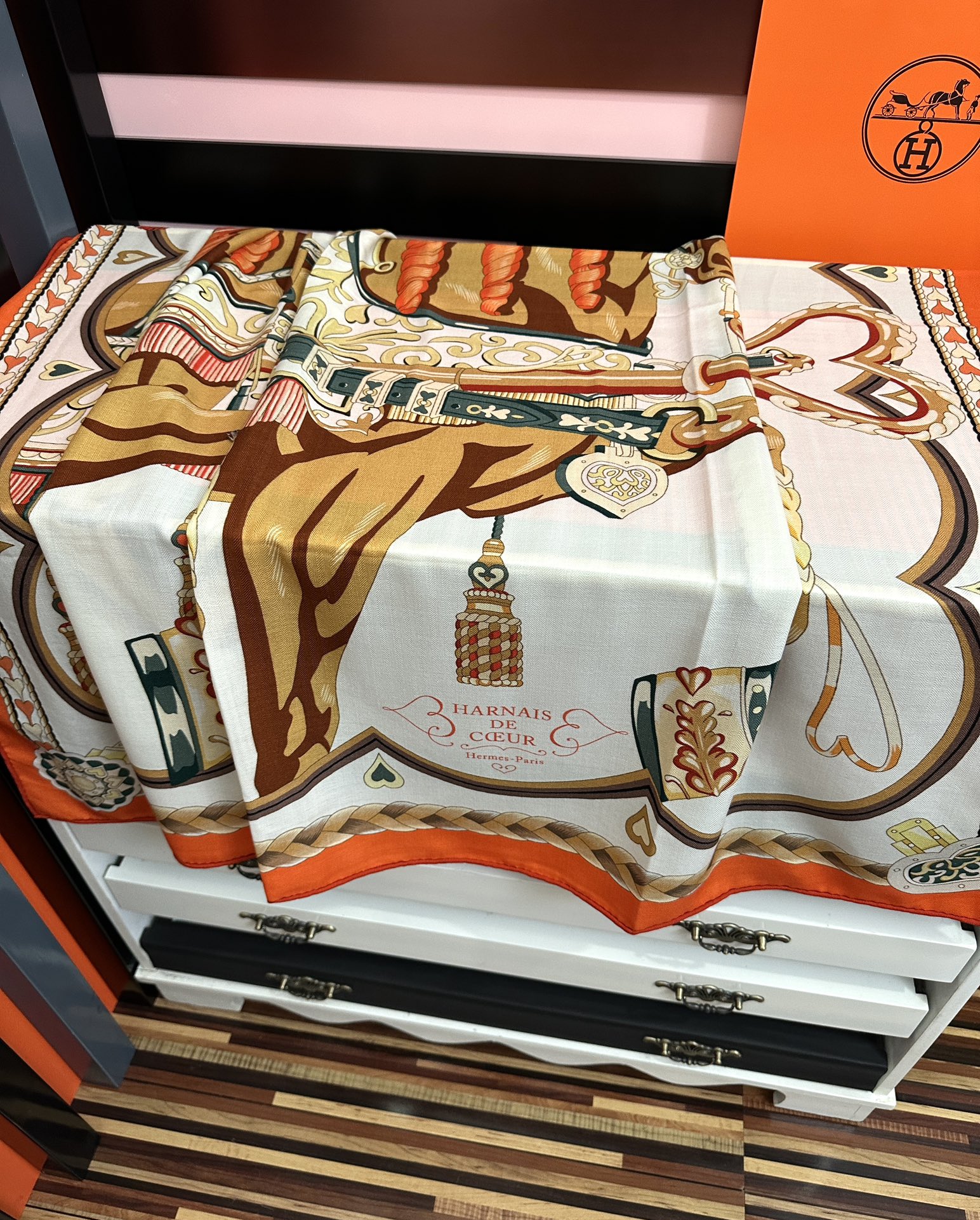 。上新 爱马仕【骏马奔腾】ZG同步 秋冬新款[爱心]新一季丝巾采购清单估计各位养马人们已经列好了[太阳]