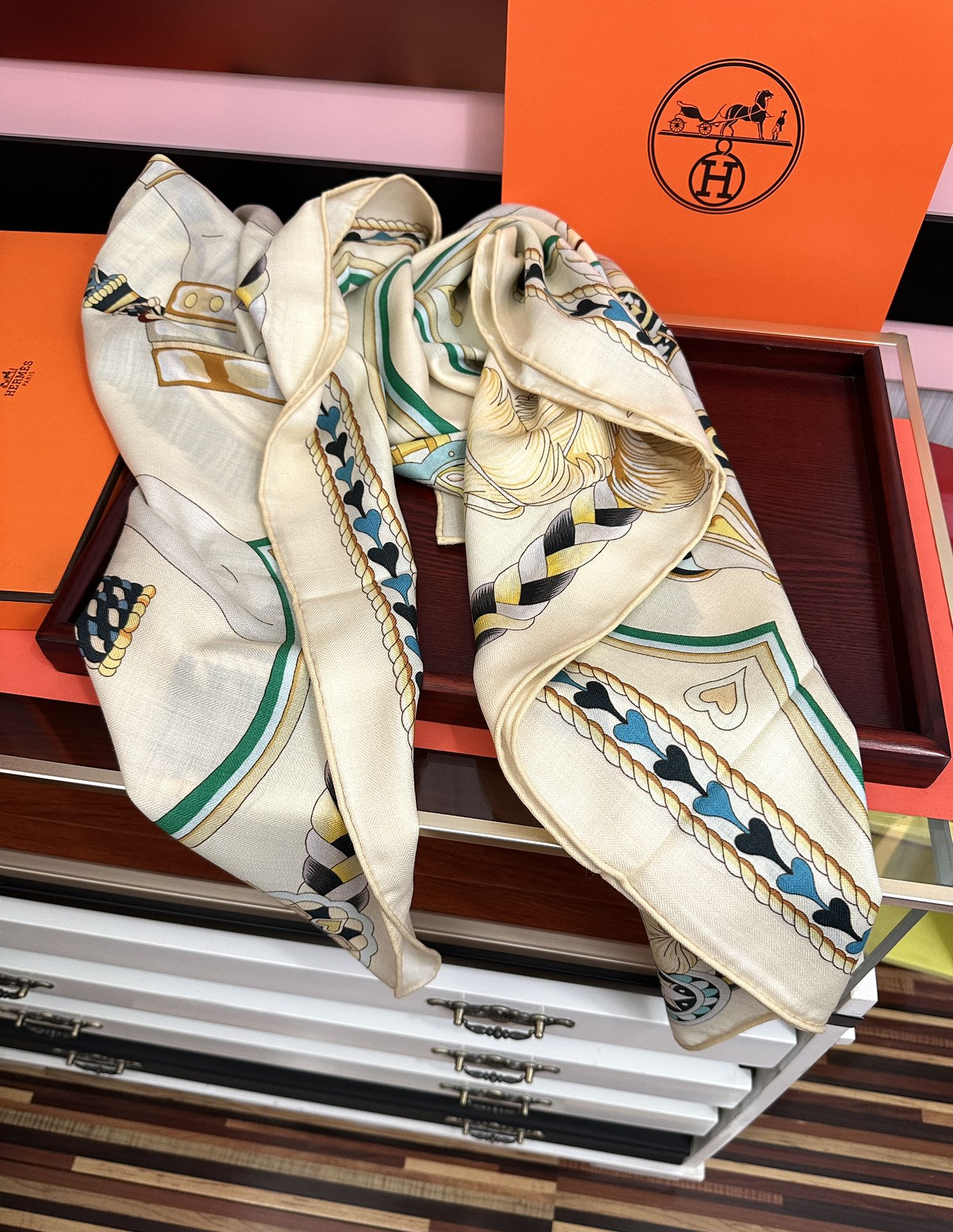 。上新 爱马仕【骏马奔腾】ZG同步 秋冬新款[爱心]新一季丝巾采购清单估计各位养马人们已经列好了[太阳]