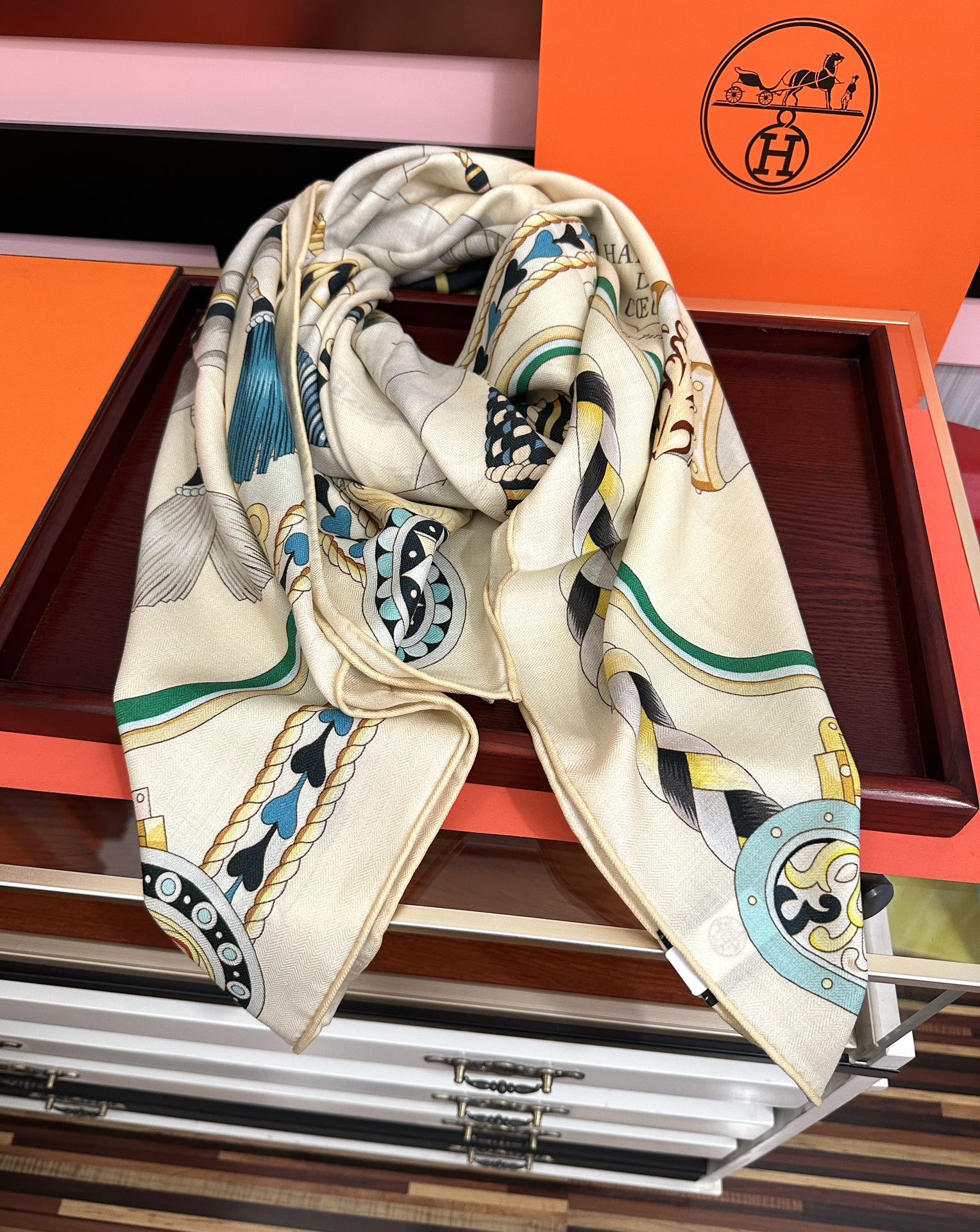 。上新 爱马仕【骏马奔腾】ZG同步 秋冬新款[爱心]新一季丝巾采购清单估计各位养马人们已经列好了[太阳]