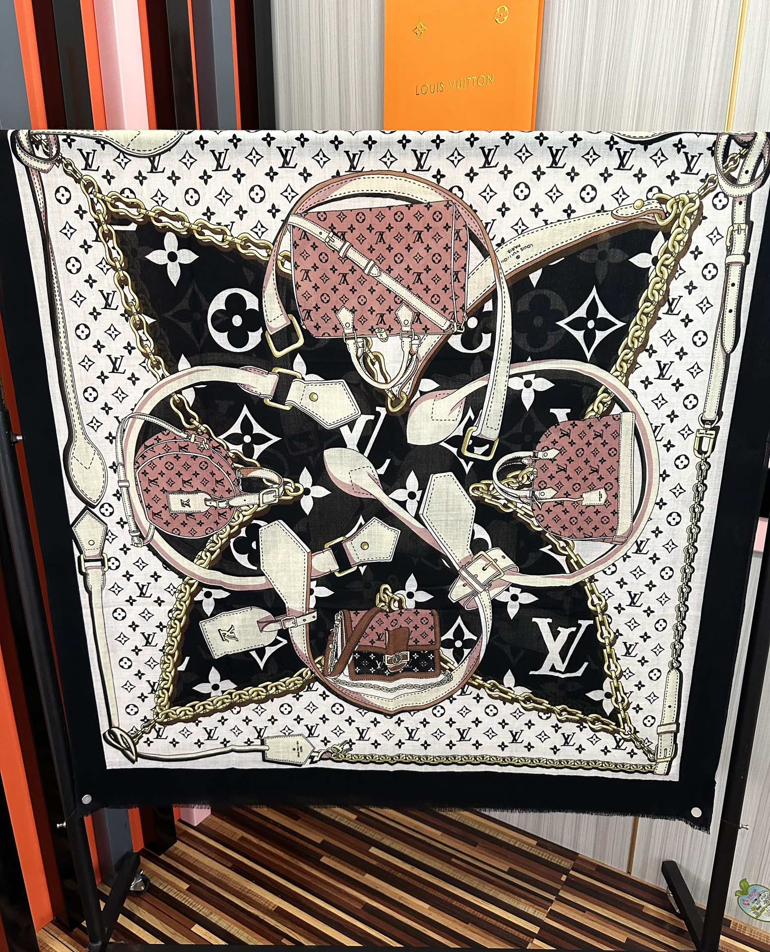 新品 LV【300支羊绒长巾】2025实物真心美 🎀披肩配以印花💓无论设计喷绘都是非常到位☀️细节都可见