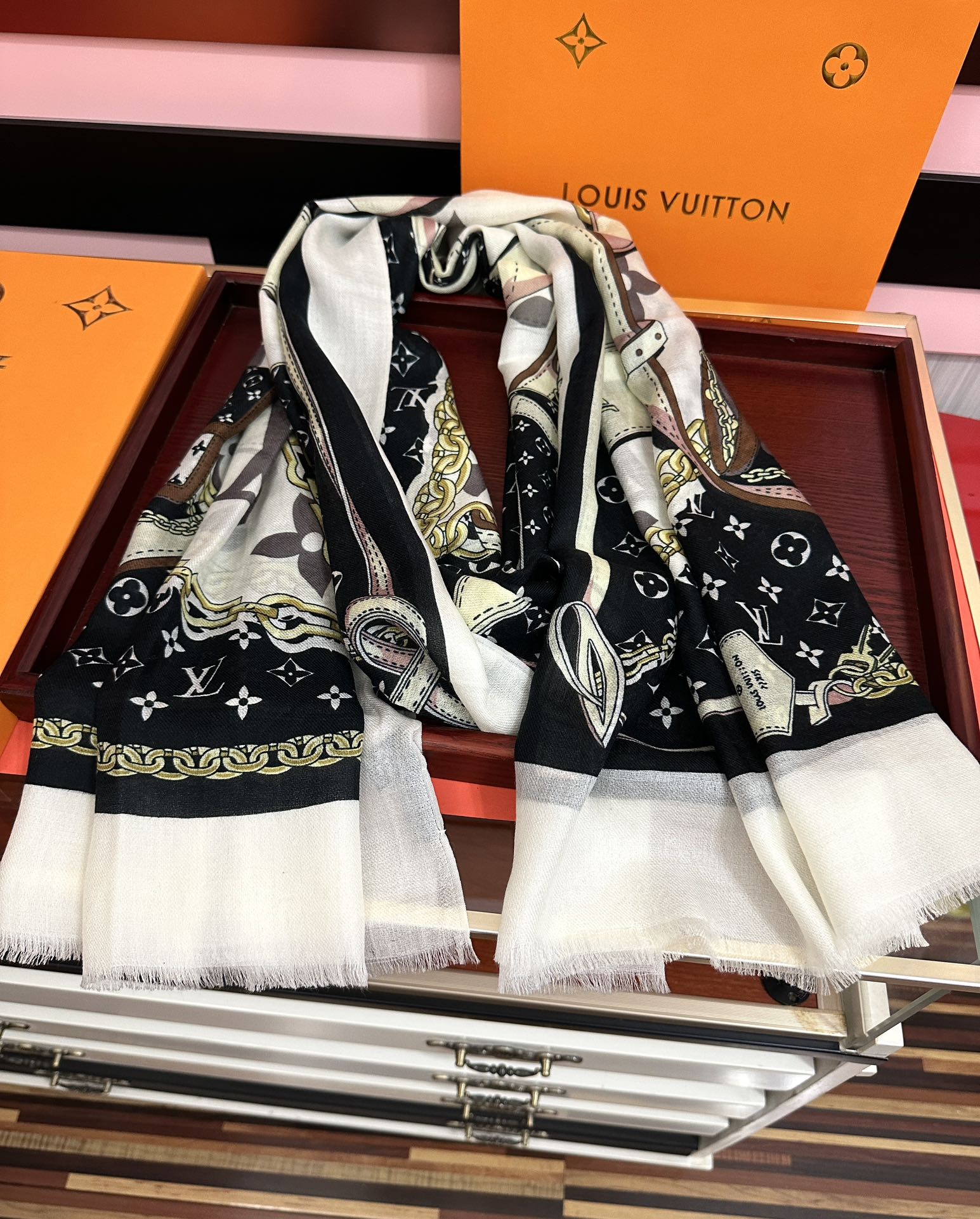 新品 LV【300支羊绒长巾】2025实物真心美 🎀披肩配以印花💓无论设计喷绘都是非常到位☀️细节都可见