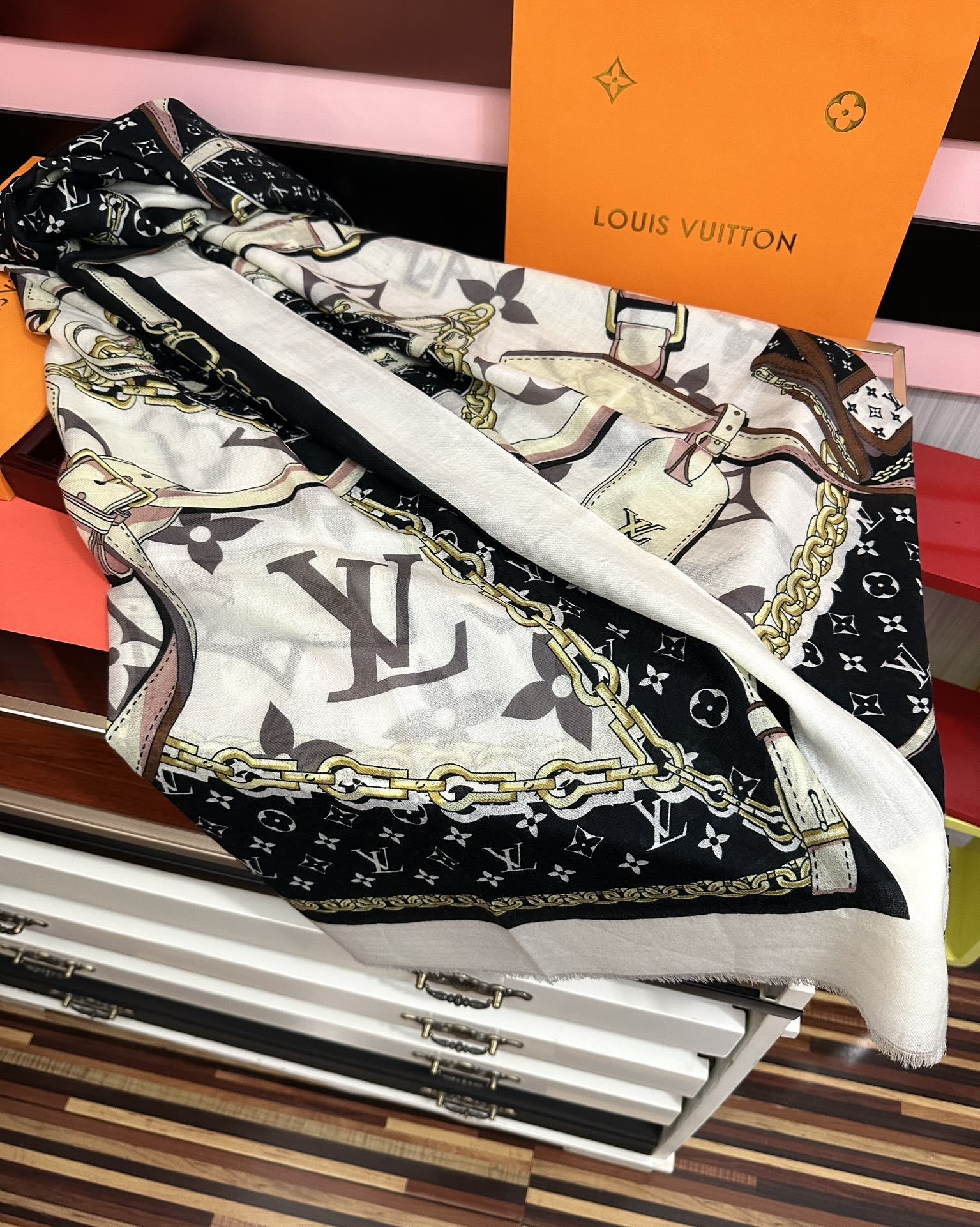 新品 LV【300支羊绒长巾】2025实物真心美 🎀披肩配以印花💓无论设计喷绘都是非常到位☀️细节都可见