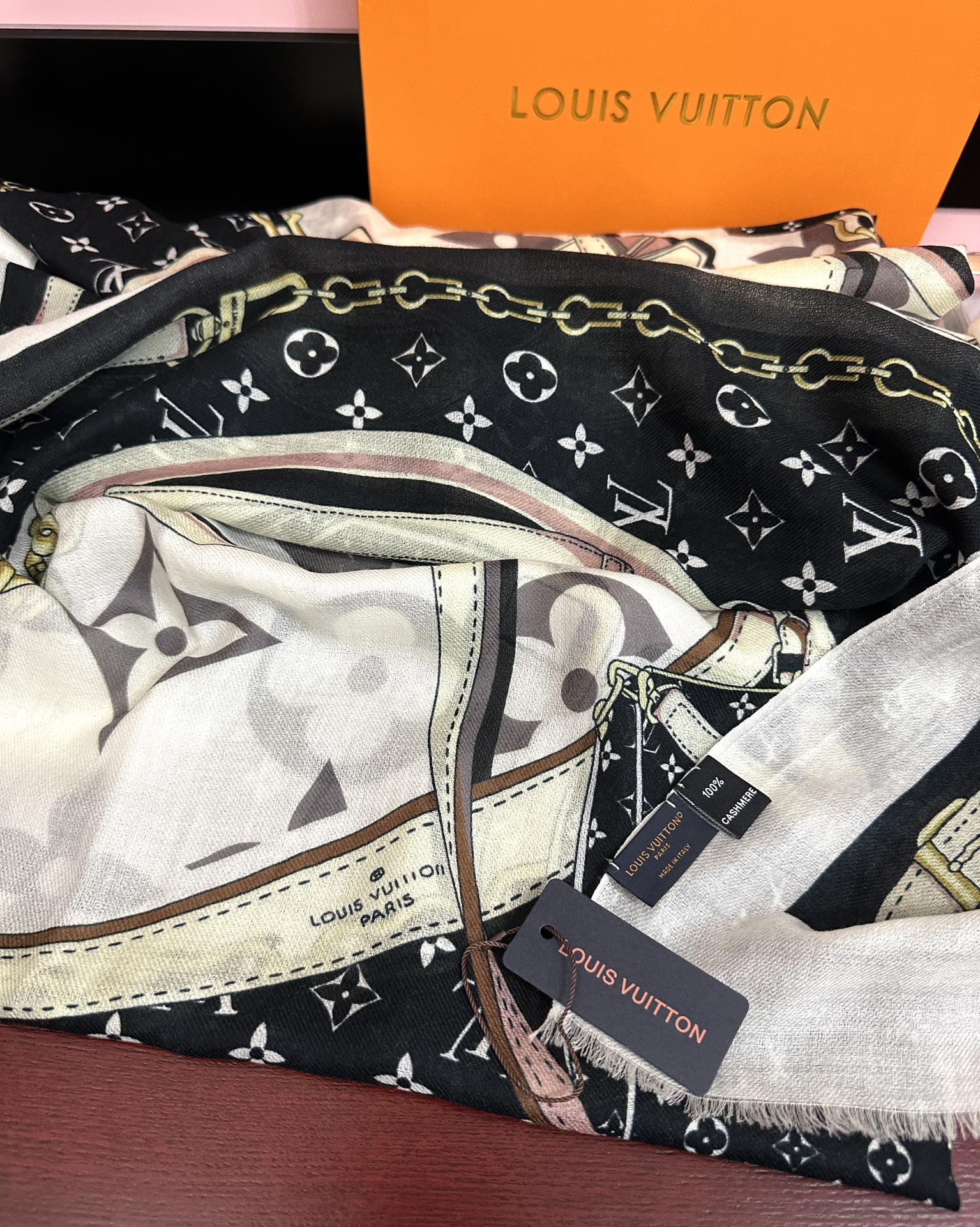 新品 LV【300支羊绒长巾】2025实物真心美 🎀披肩配以印花💓无论设计喷绘都是非常到位☀️细节都可见