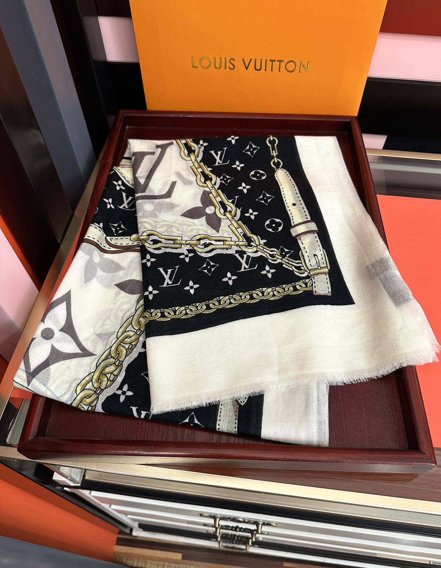 新品 LV【300支羊绒长巾】2025实物真心美 🎀披肩配以印花💓无论设计喷绘都是非常到位☀️细节都可见