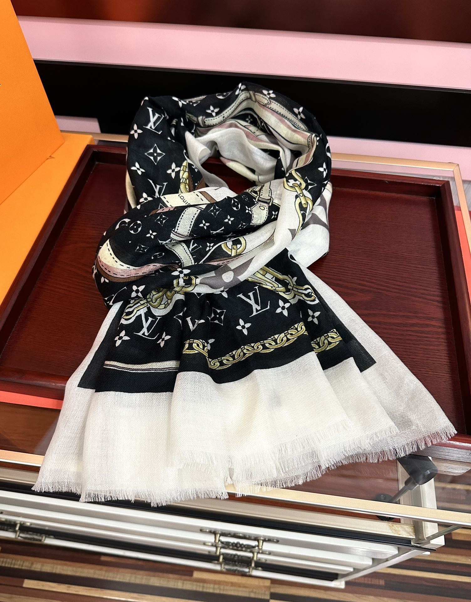 新品 LV【300支羊绒长巾】2025实物真心美 🎀披肩配以印花💓无论设计喷绘都是非常到位☀️细节都可见