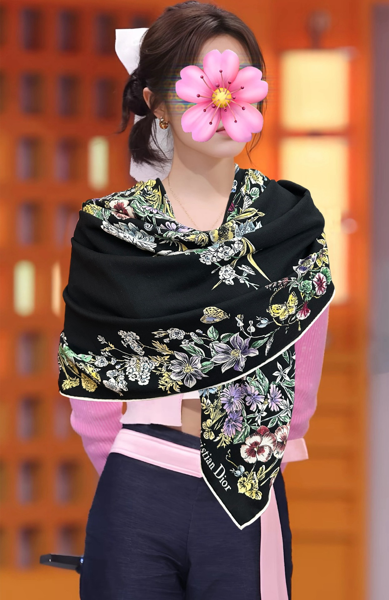 。新款Dior 双面丝毛印花方巾[礼物]这款方巾以 Star 图案呈现 D的幸运星[庆祝]通过该系列的精