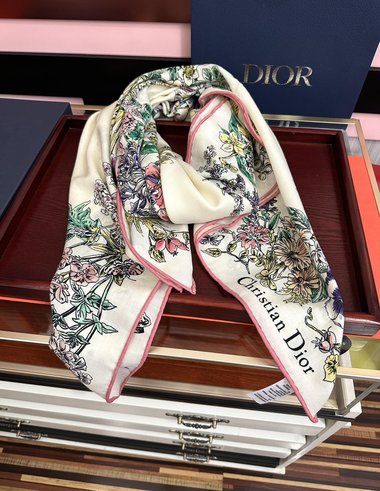 。新款Dior 双面丝毛印花方巾[礼物]这款方巾以 Star 图案呈现 D的幸运星[庆祝]通过该系列的精