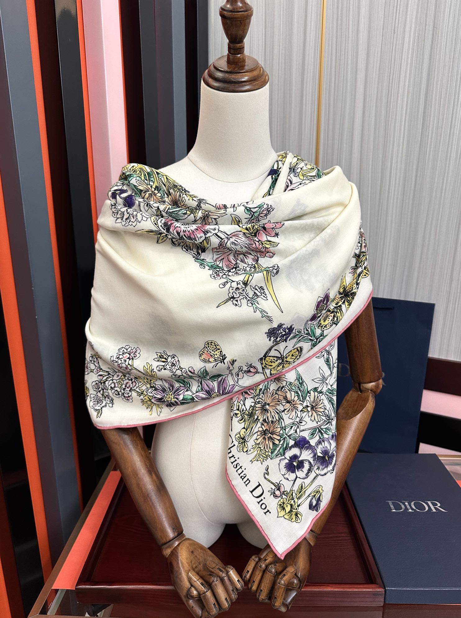 。新款Dior 双面丝毛印花方巾[礼物]这款方巾以 Star 图案呈现 D的幸运星[庆祝]通过该系列的精