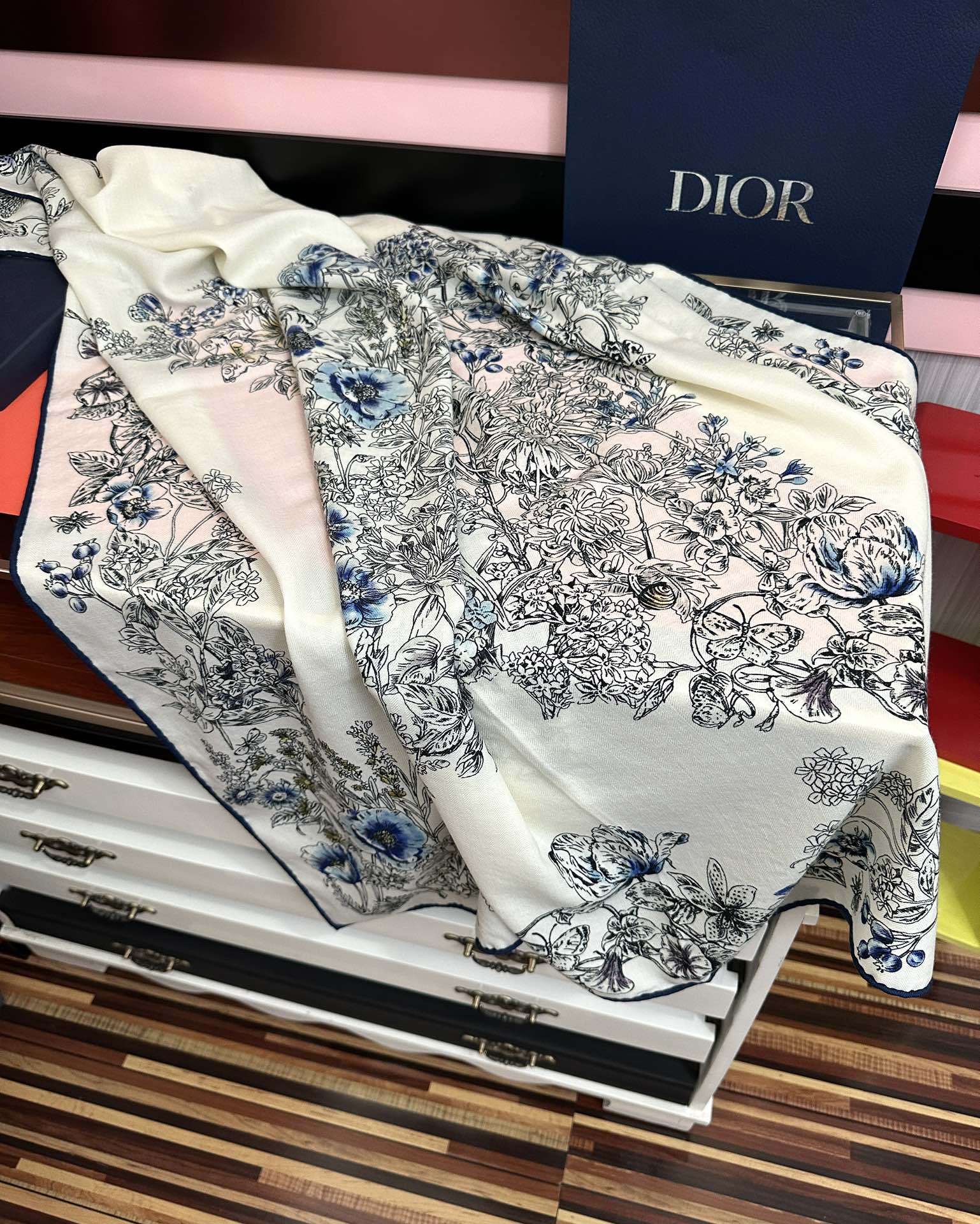 。新款Dior 双面丝毛印花方巾[礼物]这款方巾以 Star 图案呈现 D的幸运星[庆祝]通过该系列的精