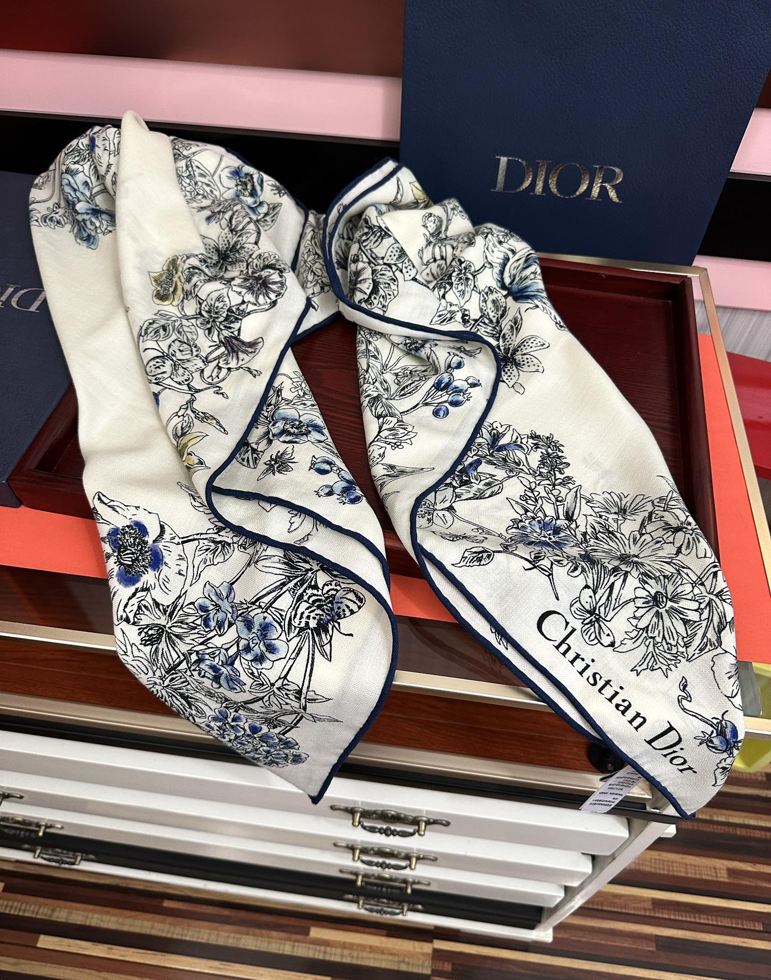 。新款Dior 双面丝毛印花方巾[礼物]这款方巾以 Star 图案呈现 D的幸运星[庆祝]通过该系列的精