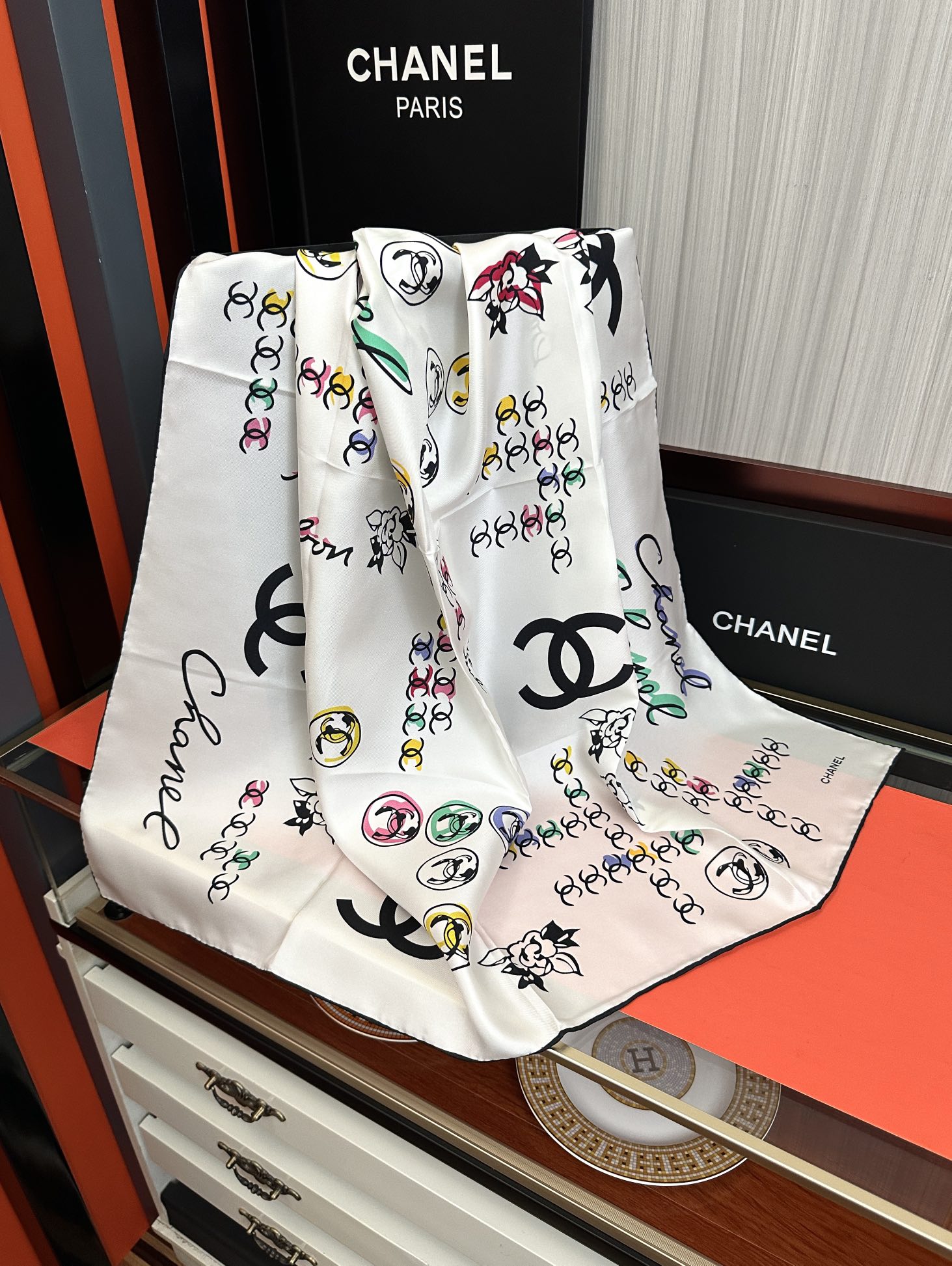 。双面同色 香奈儿18姆米 高版本👍香奶奶永远都是比较经典[發]一条印有字母Logo交织图案巧妙搭配[得