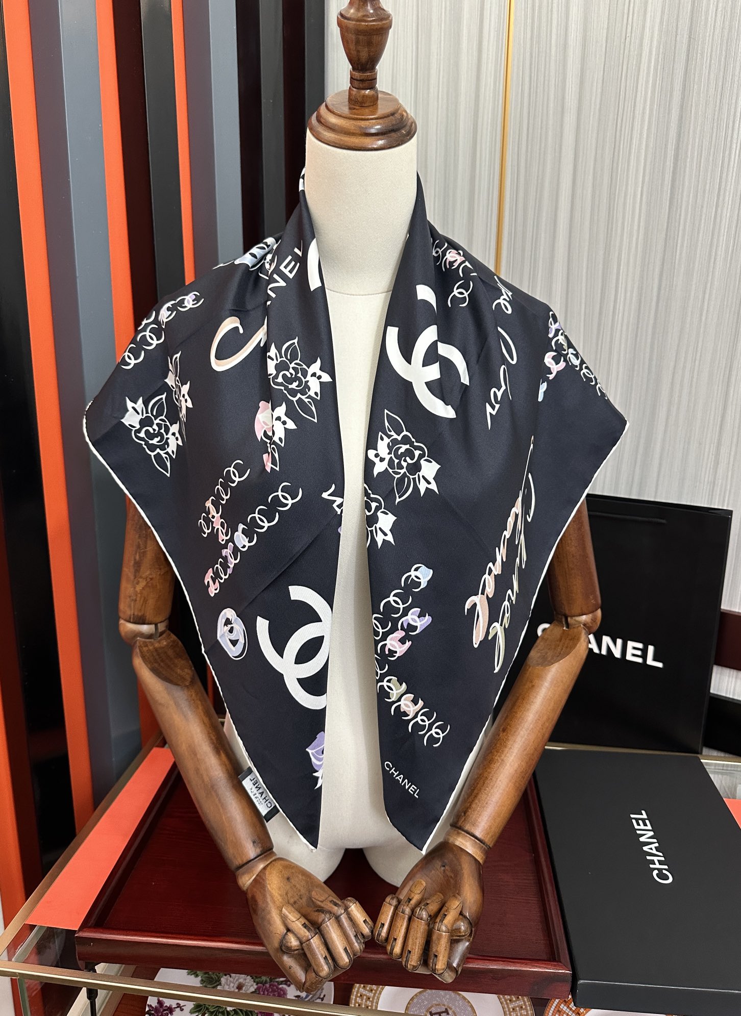 。双面同色 香奈儿18姆米 高版本👍香奶奶永远都是比较经典[發]一条印有字母Logo交织图案巧妙搭配[得