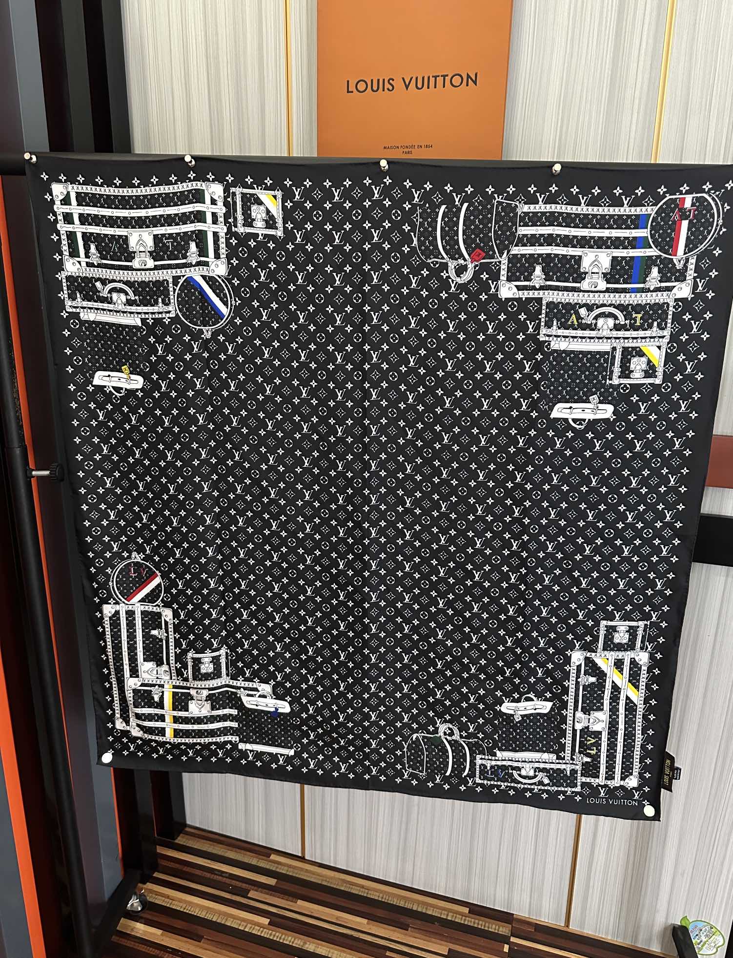 上新2025 最新款LV🌟【经典款式】真丝方巾，买了都说好👍下手一定要快【高端 大爱❤️女人尤物 】货极