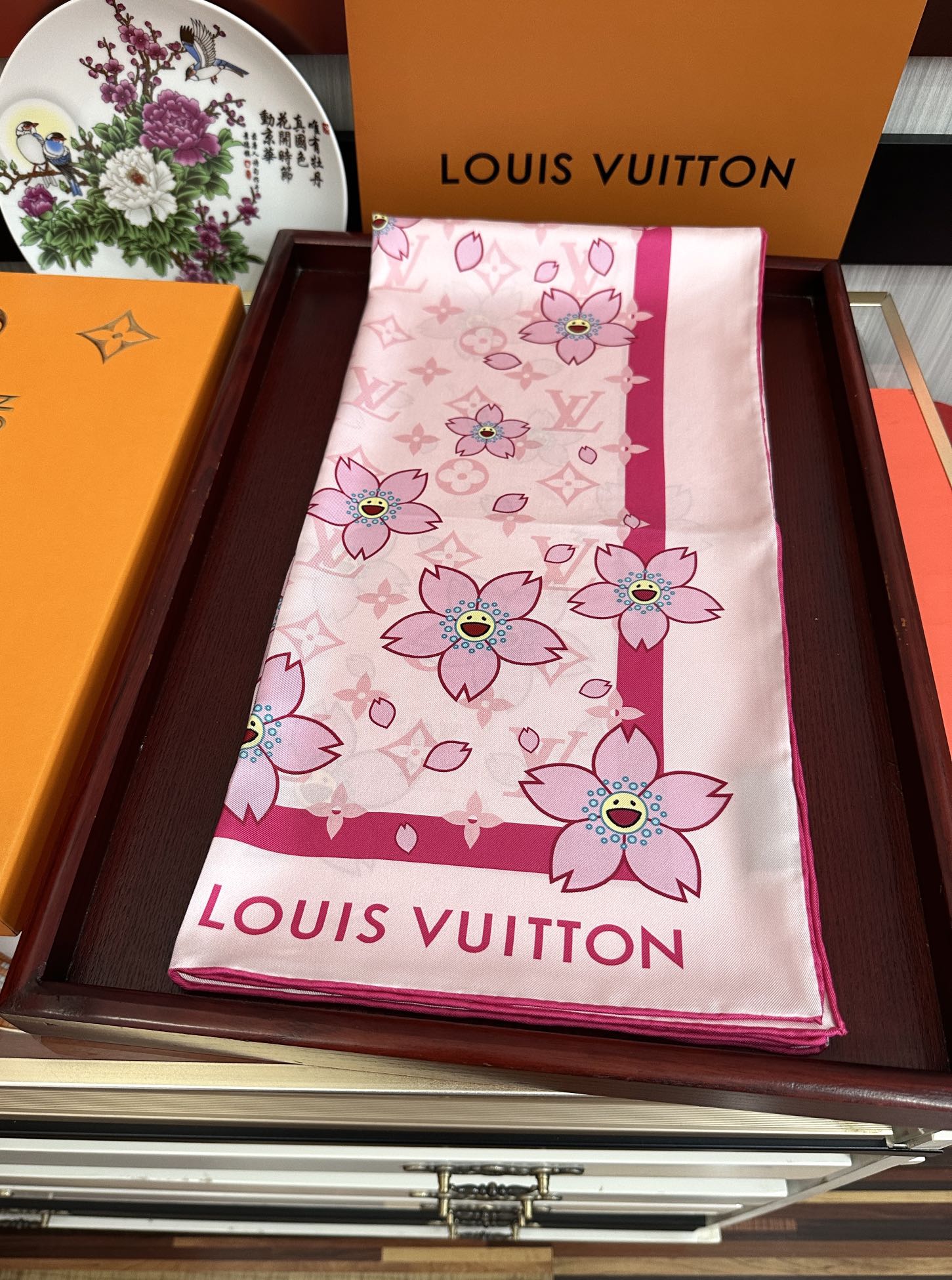 。高版本 LV官网同步【双面同色】太阳🌞花朵系列 太美了[庆祝]“L家”90典藏方巾通过别致的经典色彩向