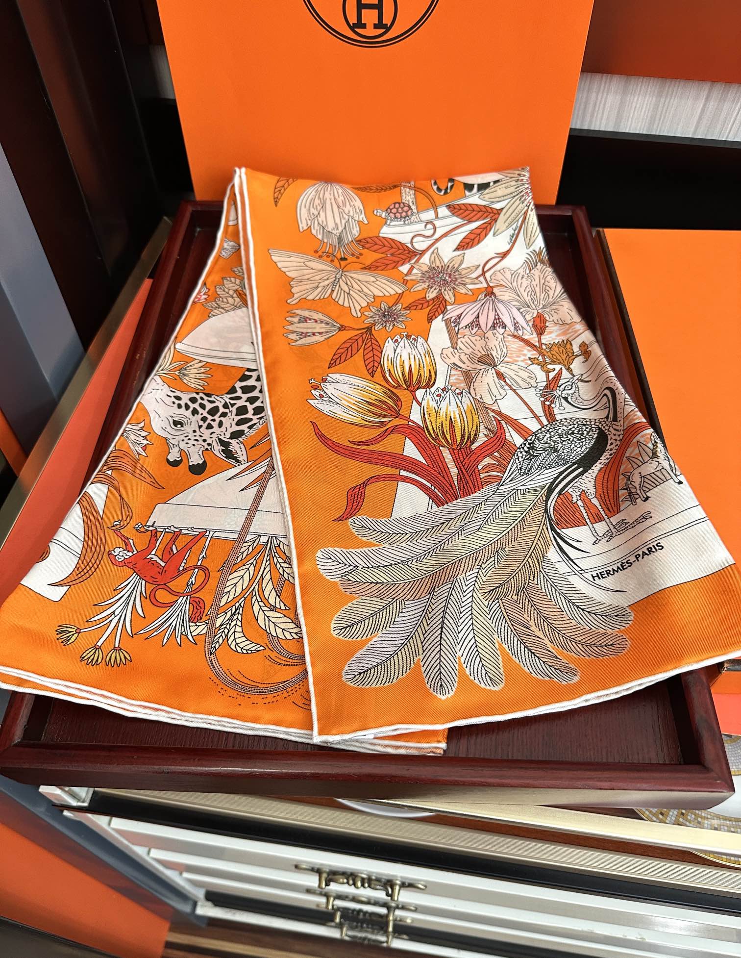 高版本。HERMES 【珍奇乐园】[太阳]精致卷边[嘴唇]品质感很显好[得意]好搭到上瘾的丝巾[色]带着