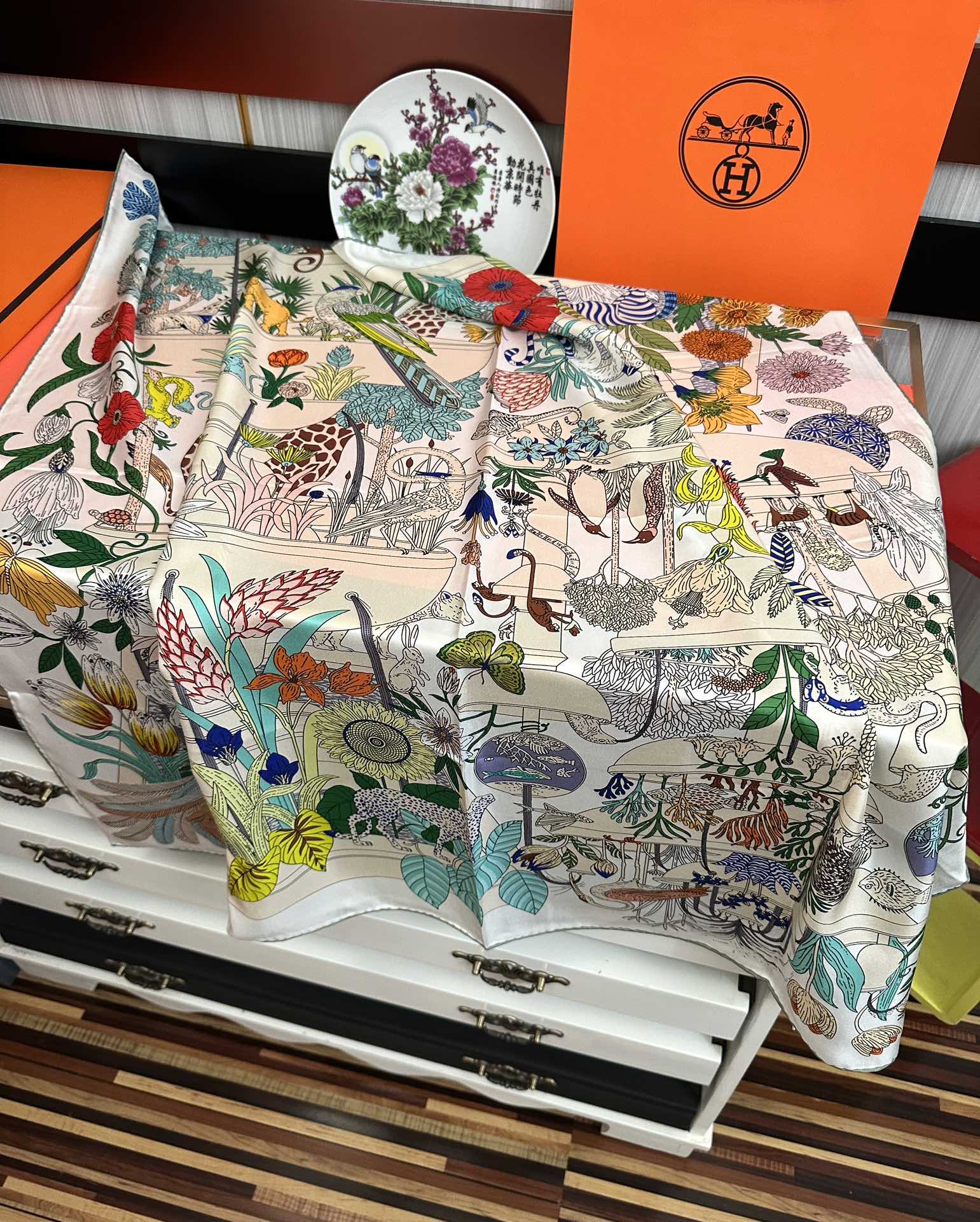 高版本。HERMES 【珍奇乐园】[太阳]精致卷边[嘴唇]品质感很显好[得意]好搭到上瘾的丝巾[色]带着