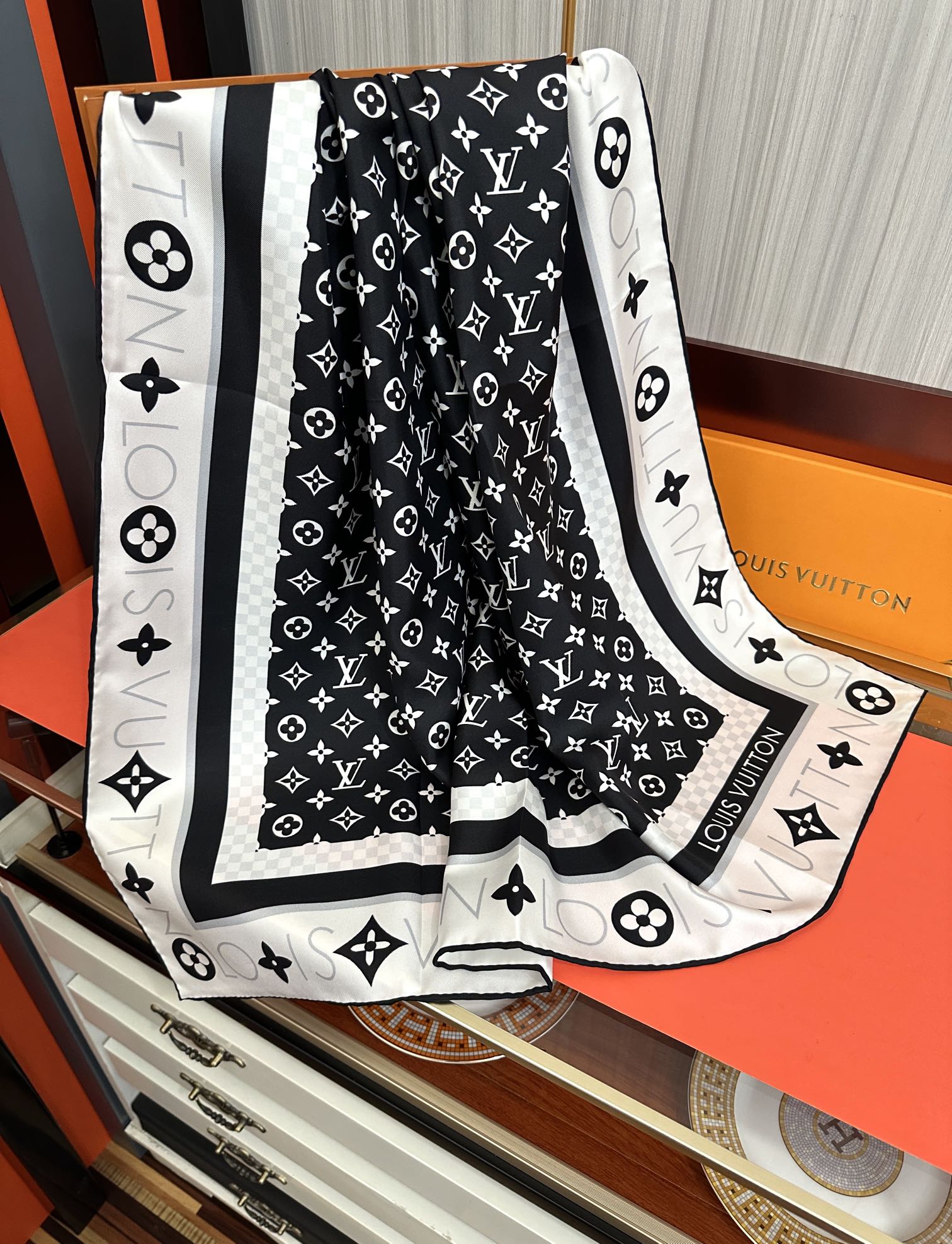 [太阳] LV 25官网同步【双面同色】随便怎么围都好看[發]太美了[庆祝]顶级的设计[發]风格非常适合