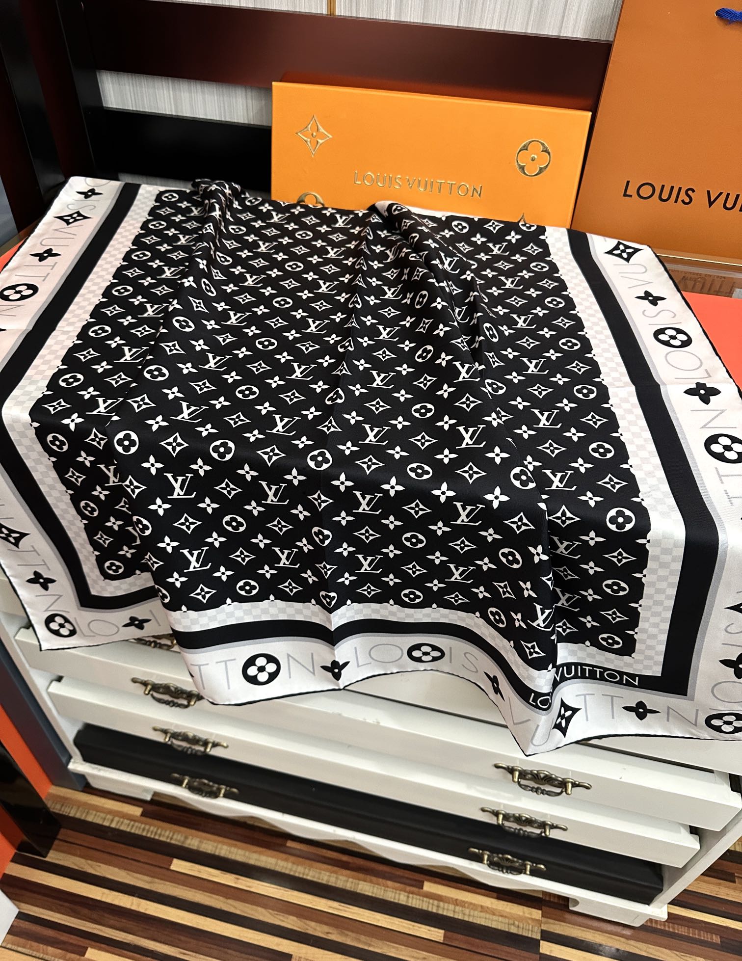 [太阳] LV 25官网同步【双面同色】随便怎么围都好看[發]太美了[庆祝]顶级的设计[發]风格非常适合