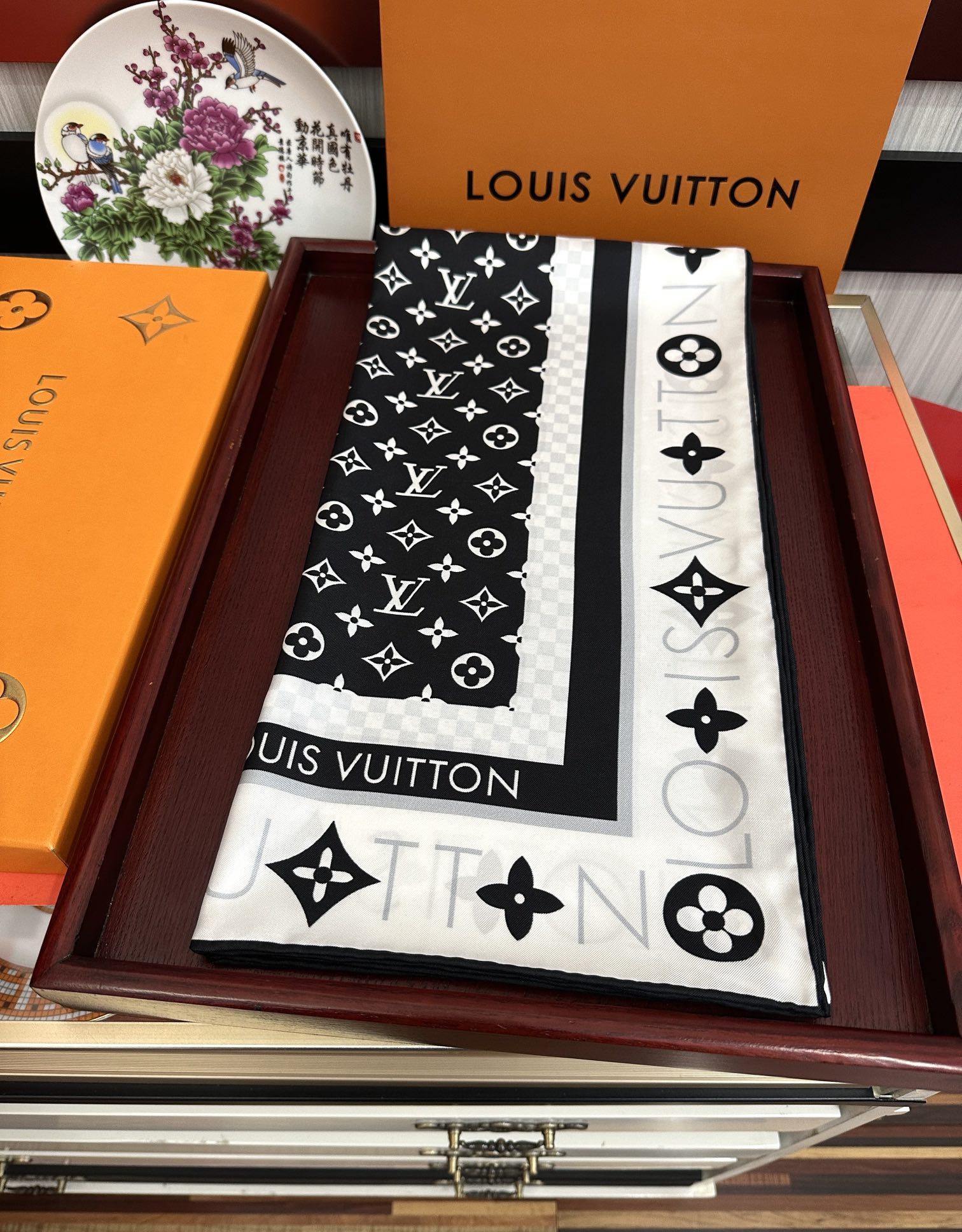 [太阳] LV 25官网同步【双面同色】随便怎么围都好看[發]太美了[庆祝]顶级的设计[發]风格非常适合