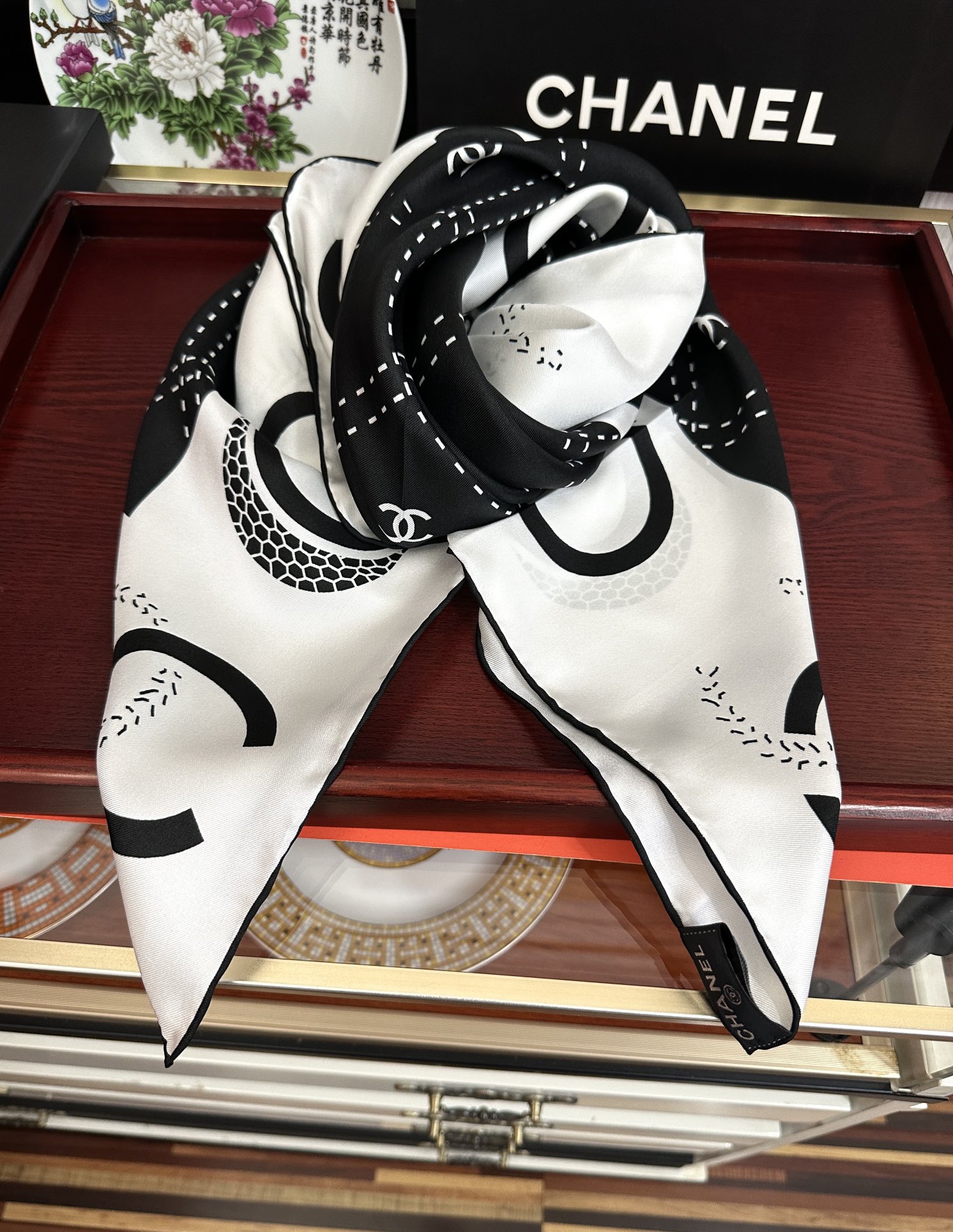 。香奈儿 官网同步 精致手工卷边[得意]极具品牌特色的涂鸦签名暗纹提花+简洁的COCO字母元素印花[庆祝