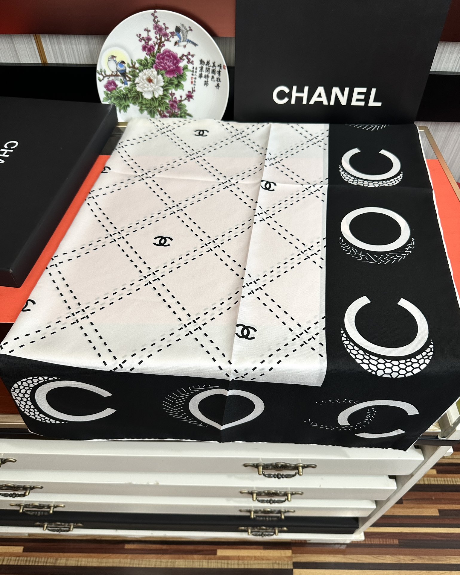 。香奈儿 官网同步 精致手工卷边[得意]极具品牌特色的涂鸦签名暗纹提花+简洁的COCO字母元素印花[庆祝