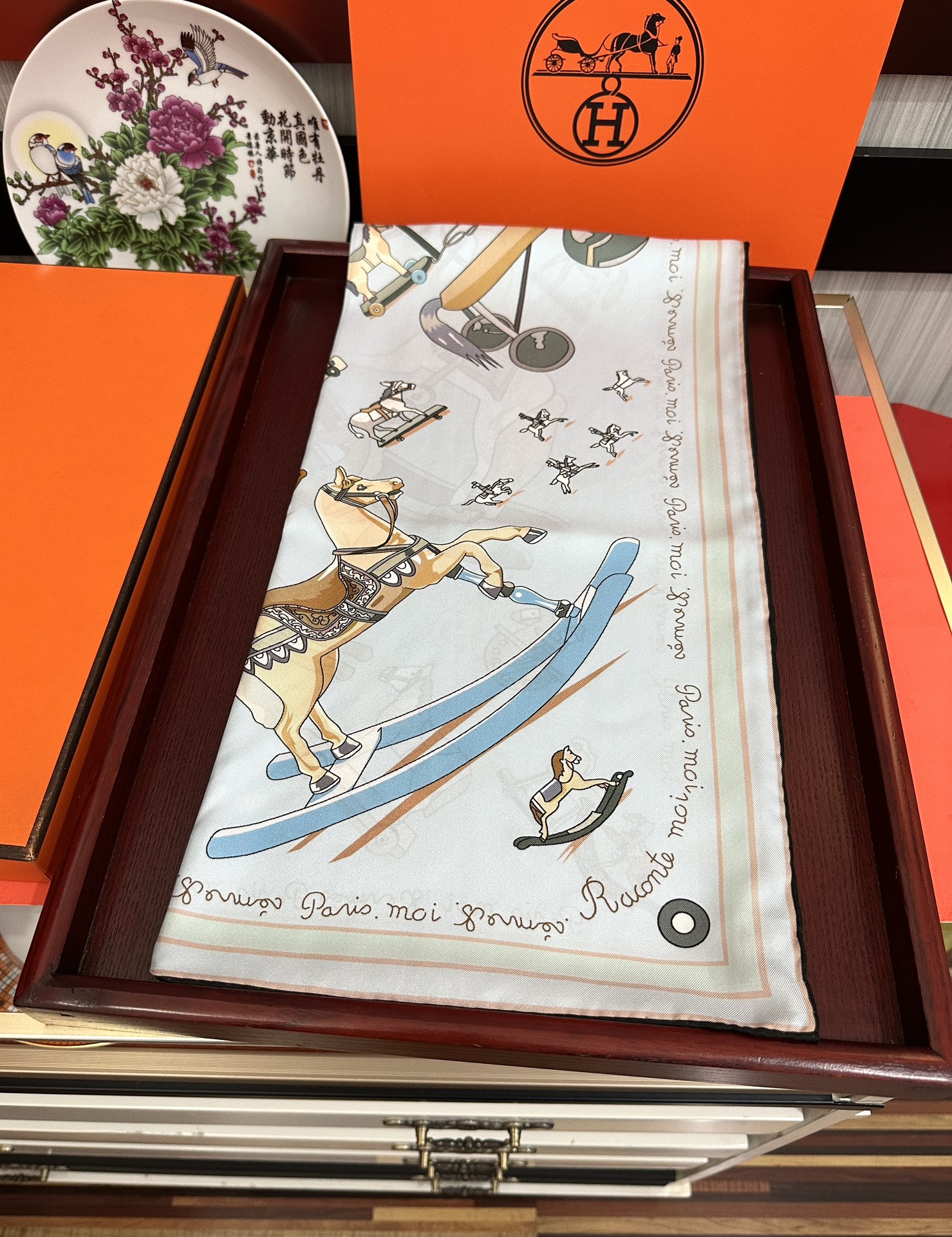 。高品质 爱马仕 【策马奔腾】官网同步 90方巾 创作渊源在比利时的圣吉尔区[嘴唇]建筑师维克多•霍塔 