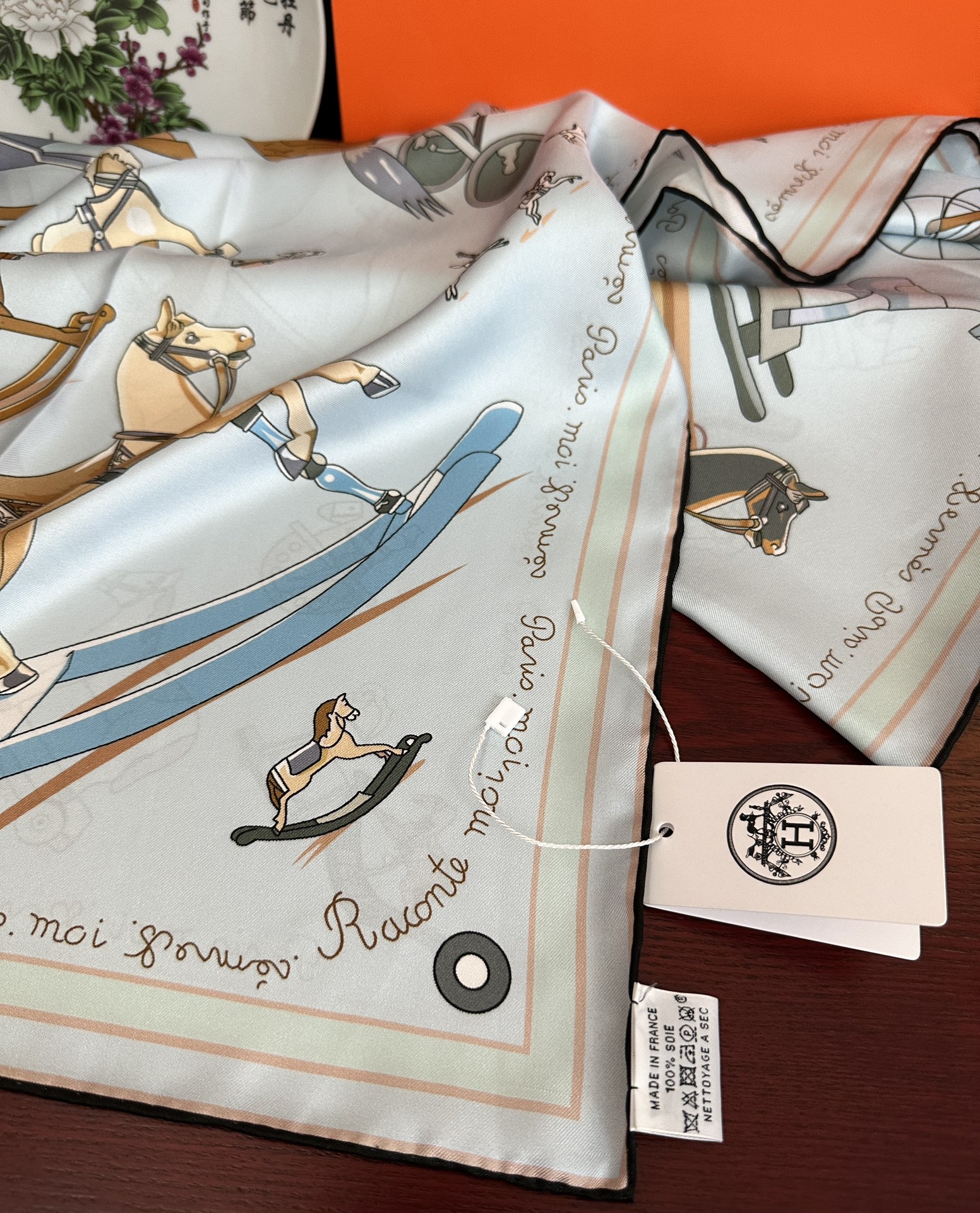 。高品质 爱马仕 【策马奔腾】官网同步 90方巾 创作渊源在比利时的圣吉尔区[嘴唇]建筑师维克多•霍塔 