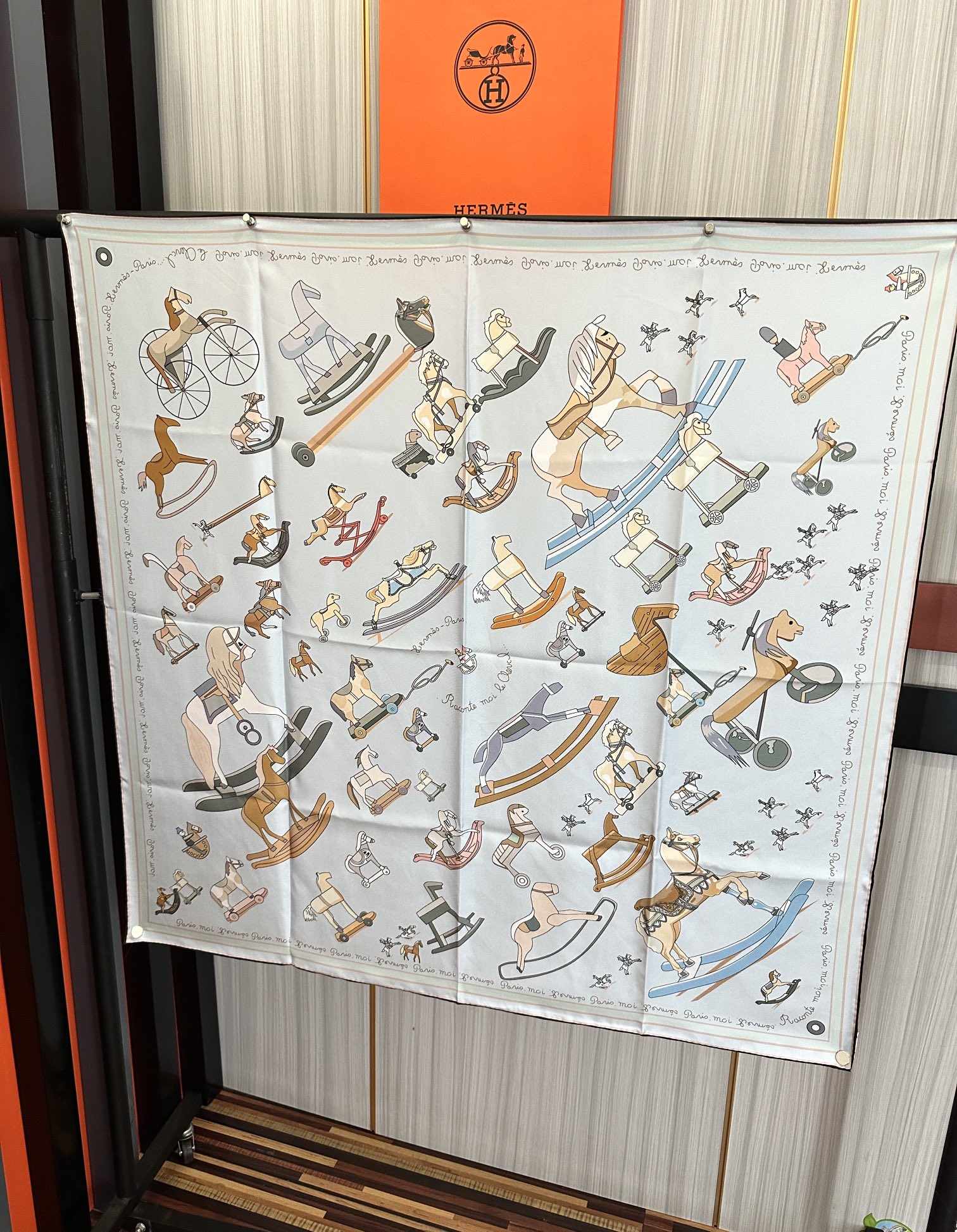 。高品质 爱马仕 【策马奔腾】官网同步 90方巾 创作渊源在比利时的圣吉尔区[嘴唇]建筑师维克多•霍塔 